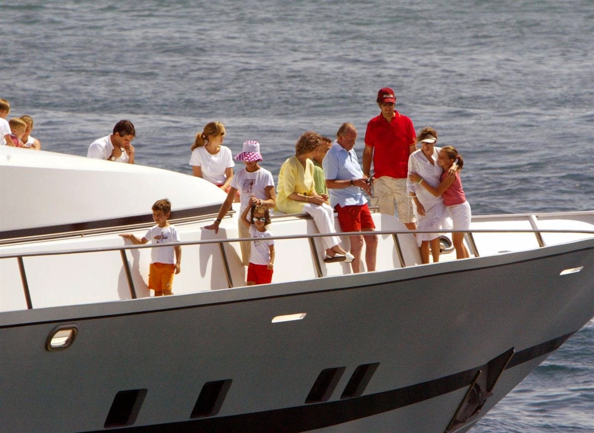 Joan Carles y Sofia, a bordo de un barco hace años con los limpios - Europa Press
