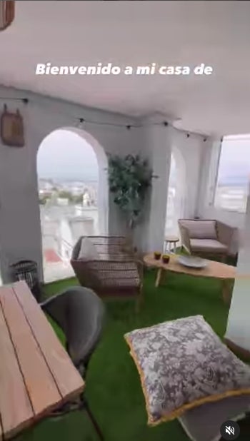 La actriz també cuenta con una terraza con jardí artificial - Instagram