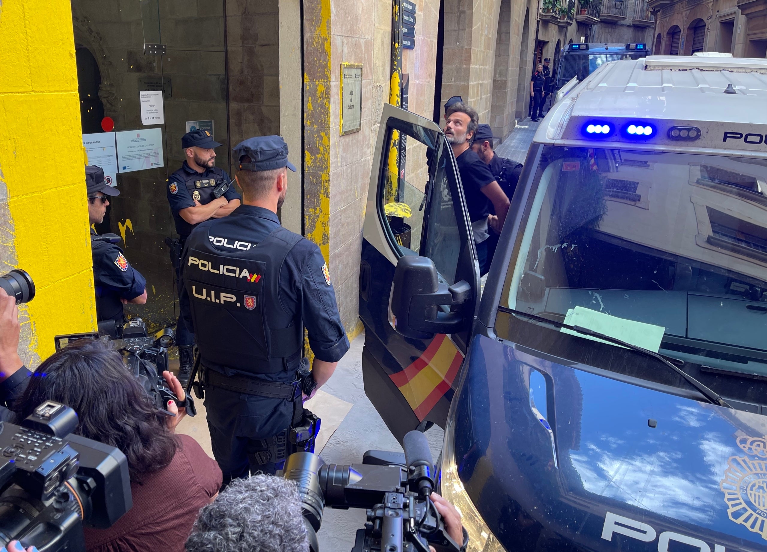 Un dels quatre detinguts de la Vuelta entra al Jutjat de Solsona custodiat per membres del CNP/Quico Sallés