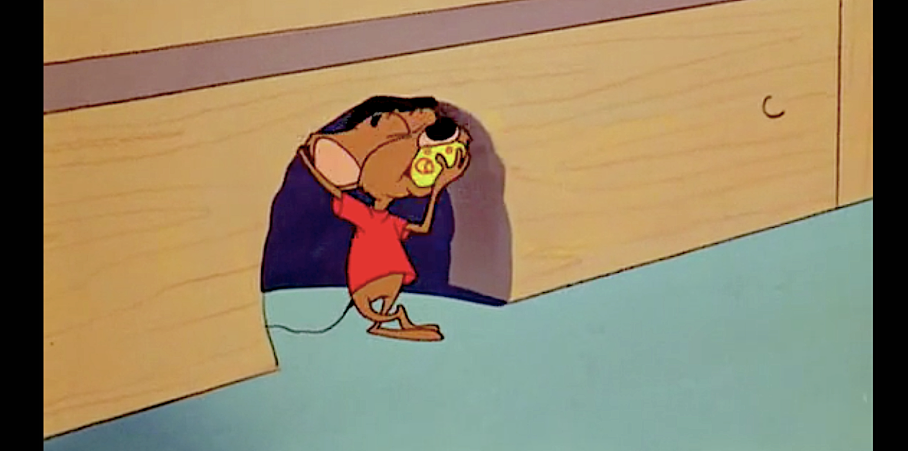 Speedy Gonzales atiborrándose de queso después de haberlo cogido de una trampa gracias a su rapidez, en la primera aventura, antes de que le pusieran el sombrero 'charro'