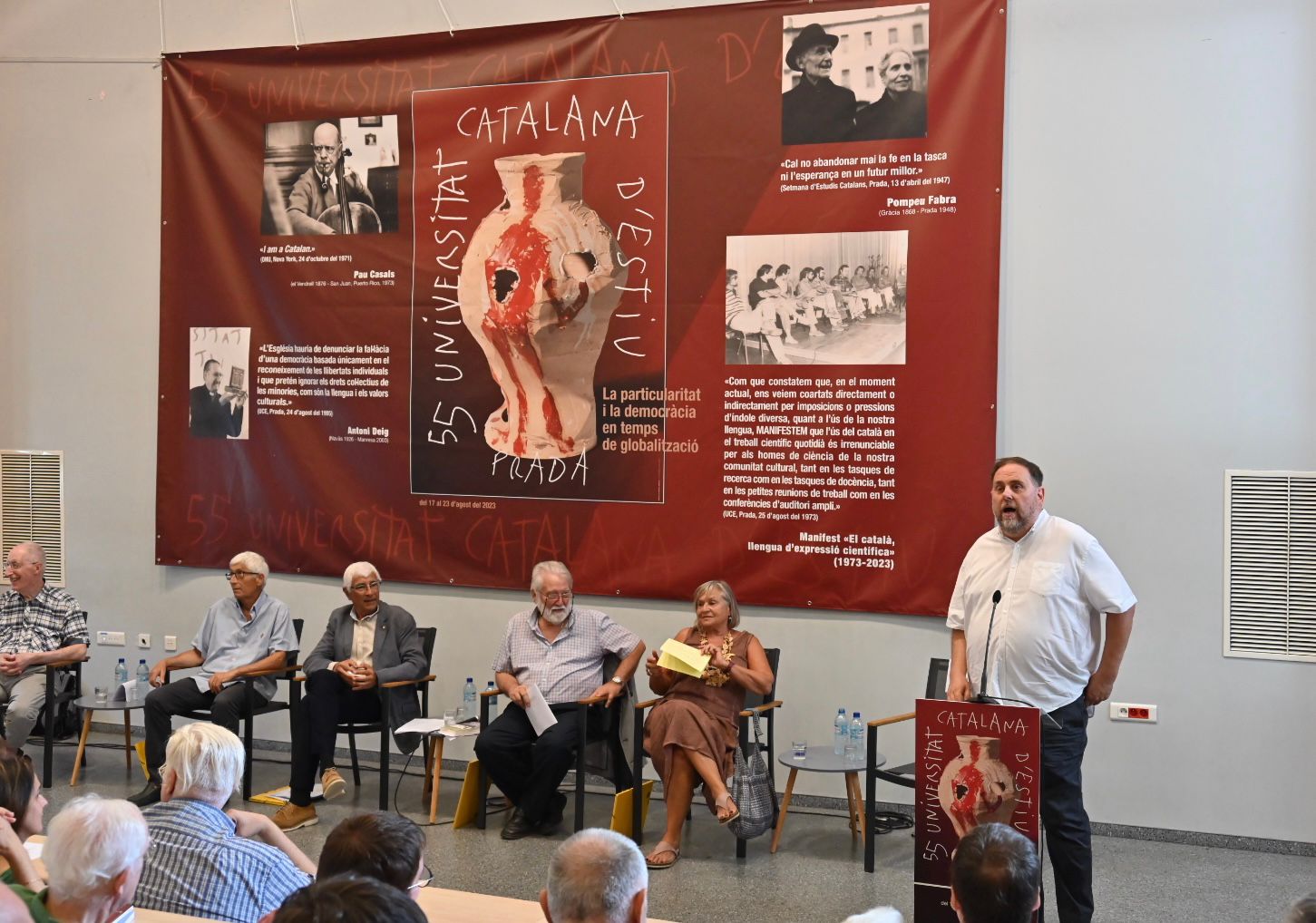 Balcells para l'orella a Junqueras durant la lliçó inaugural de la UCE 2023/Josep Maria Montaner