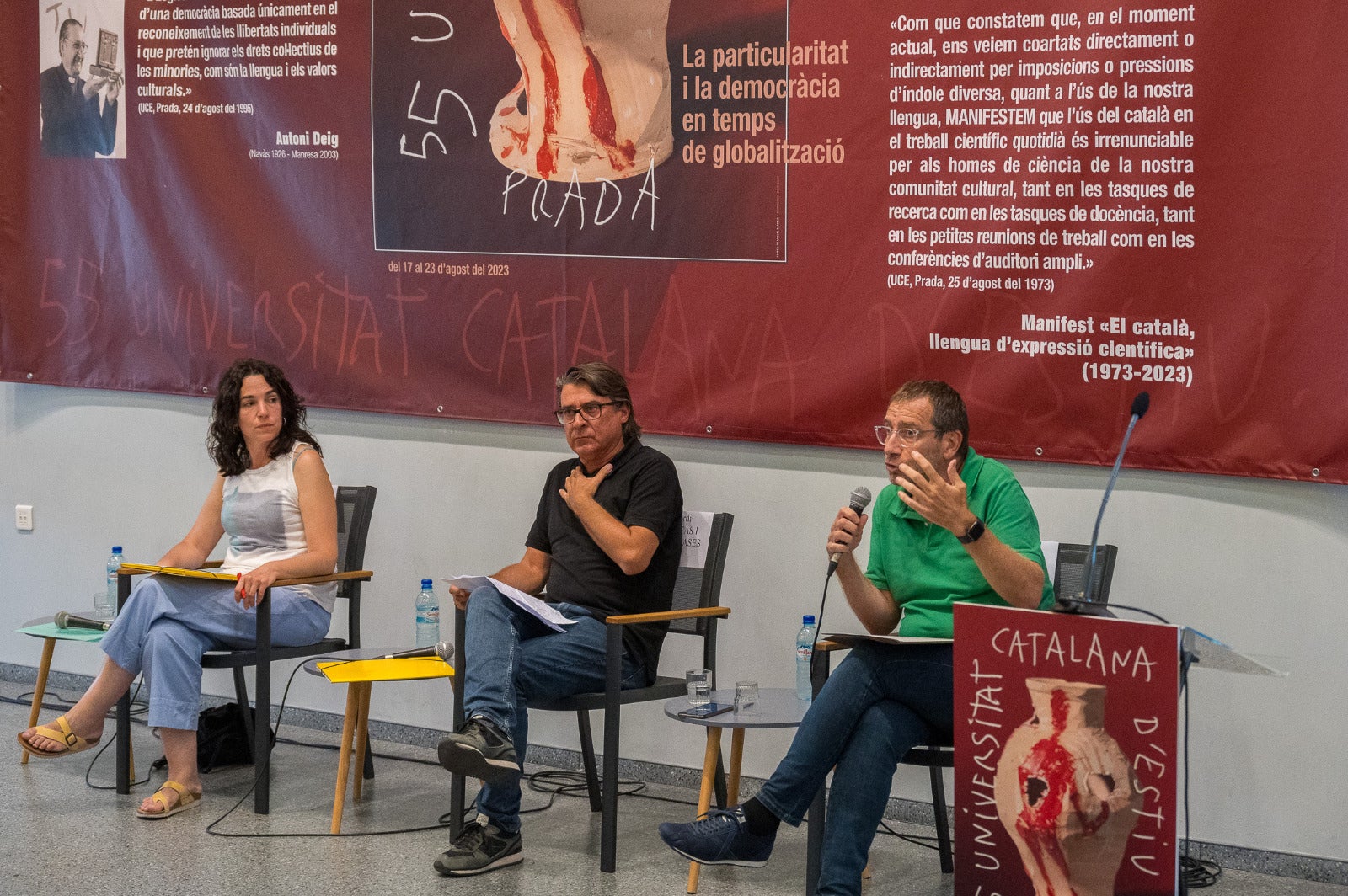Els tres ponents, Marina Masseguer, Jordi Matas i Alfons Esteve, en l'acte a la UCE sobre el català a la Universitat Catalana d'Estiu/Josep Maria Montaner