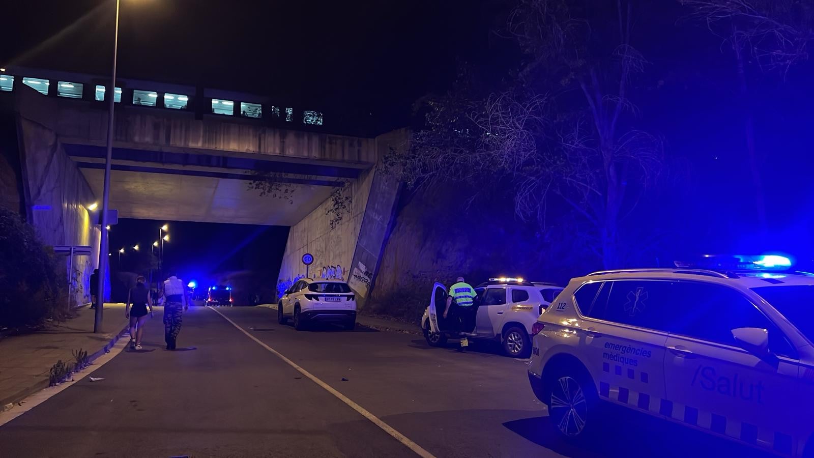 Equips d'emergències a la zona on quatre persones han mort atropellades per un tren, a Montmeló / ACN 