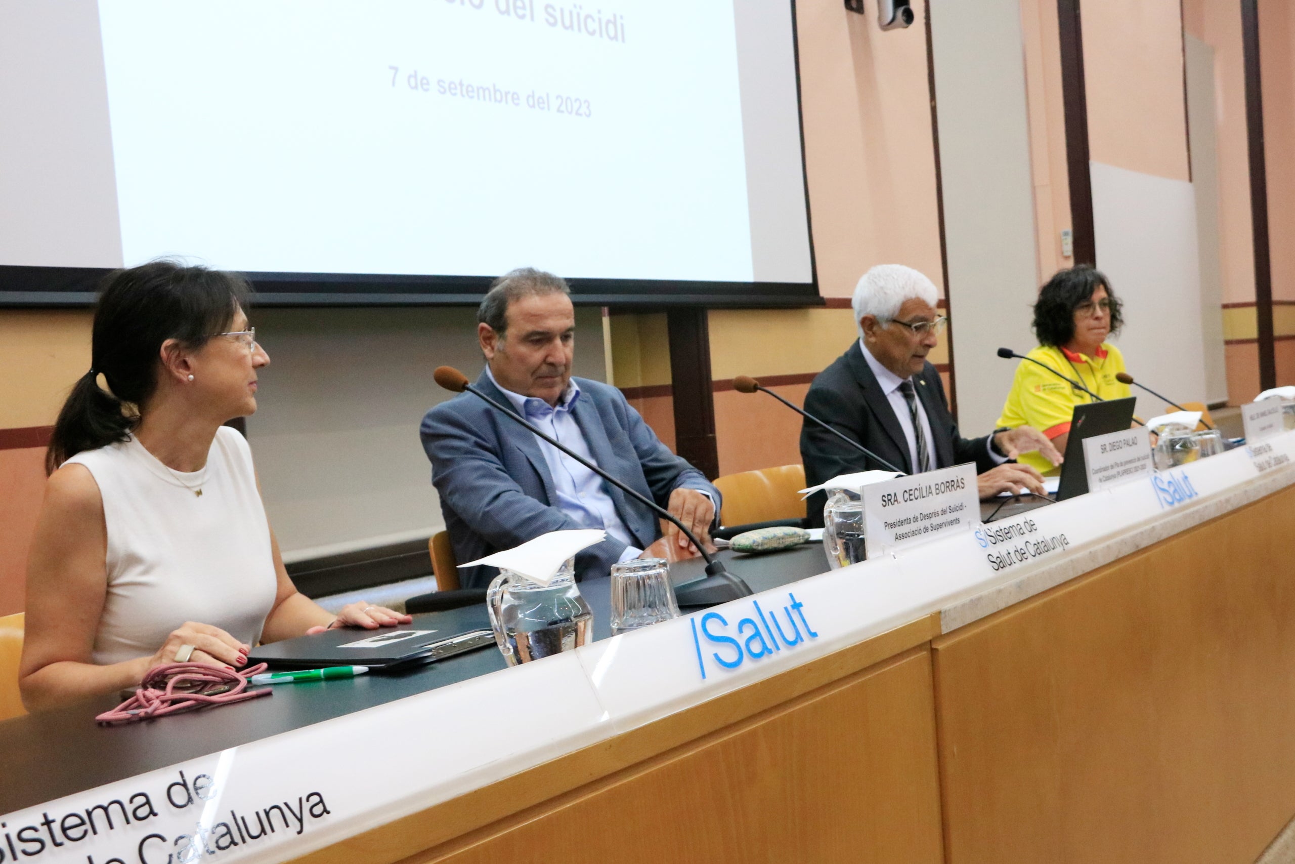 La presidenta de Després del Suïcidi - Associació de Supervivents, Cecília Borràs; el coordinador del Pla de prevenció del suïcidi, Diego Palao; el conseller de Salut, Manel Balcells, i la cap del 061 Salut Respon, Núria Casalé, en roda de premsa / ACN