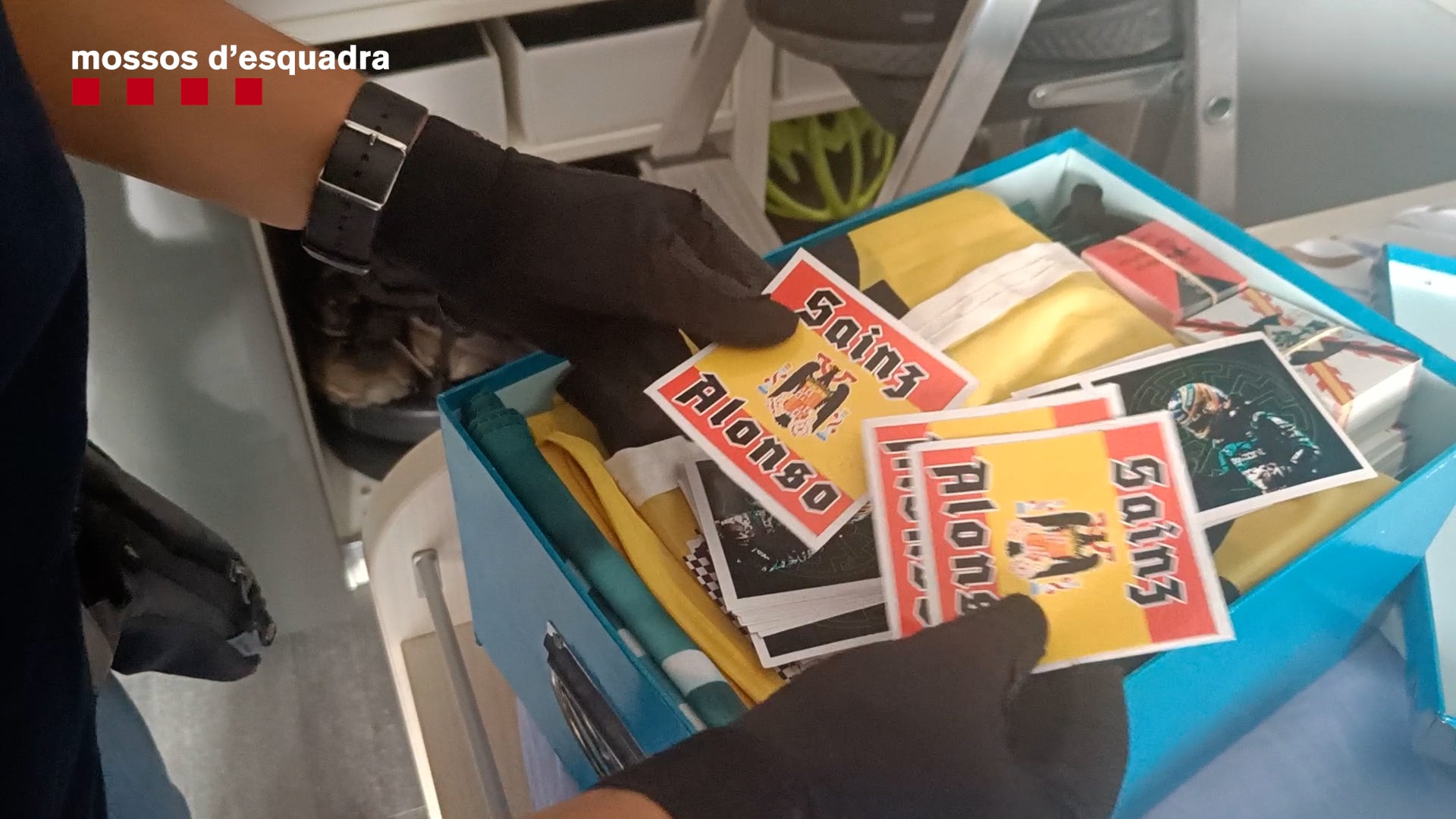 Adhesius trobats a casa de l'acusat franquista / Mossos d'Esquadra