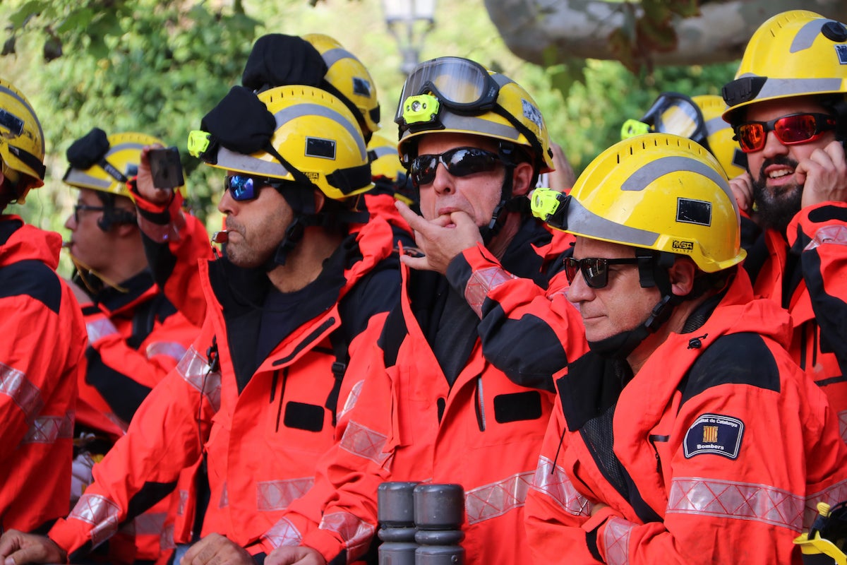 Els bombers voluntaris han protestat amb xiulets i petards davant del Parlament de Catalunya / ACN