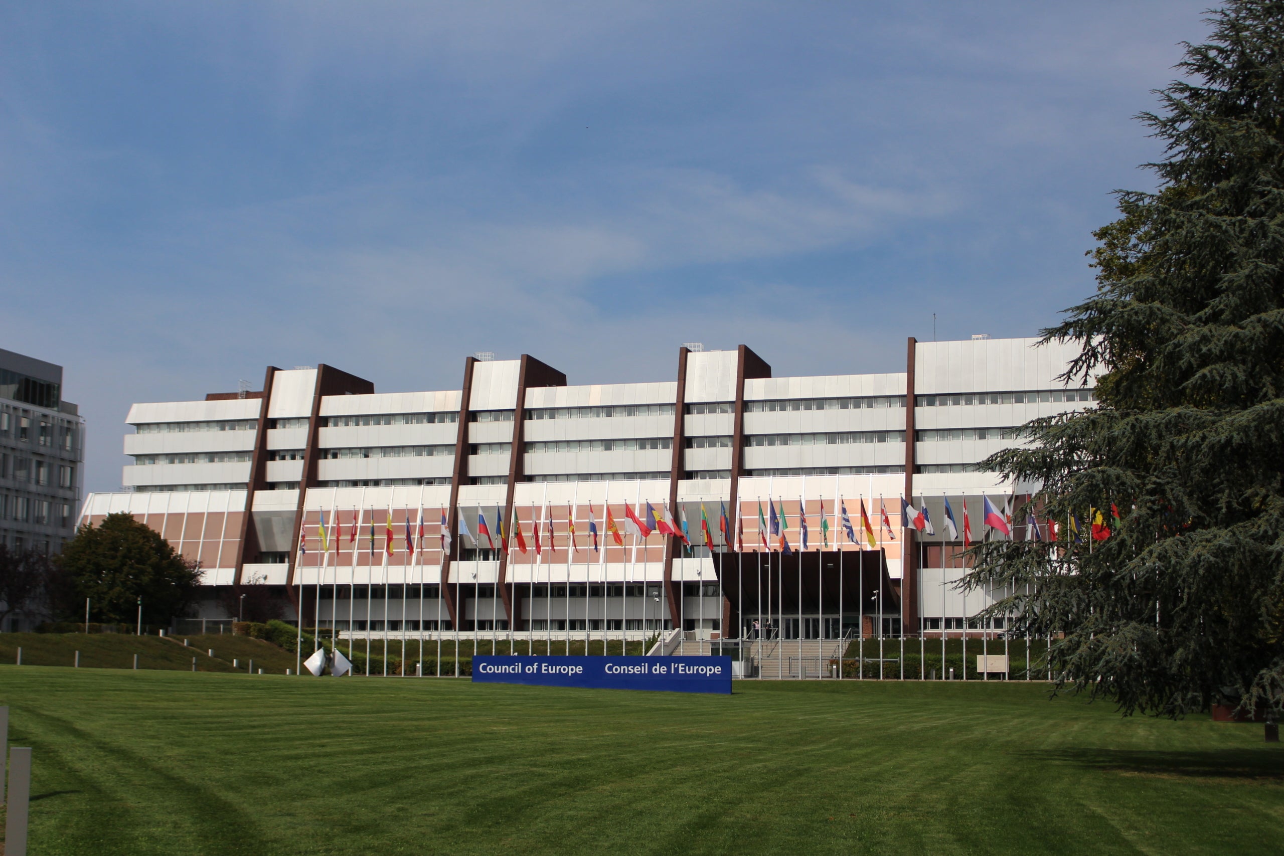 Pla obert de l'exterior de l'edifici del Consell d'Europa, situat a Estrasburg. Imatge del 7 de setembre de 2021 / ACN