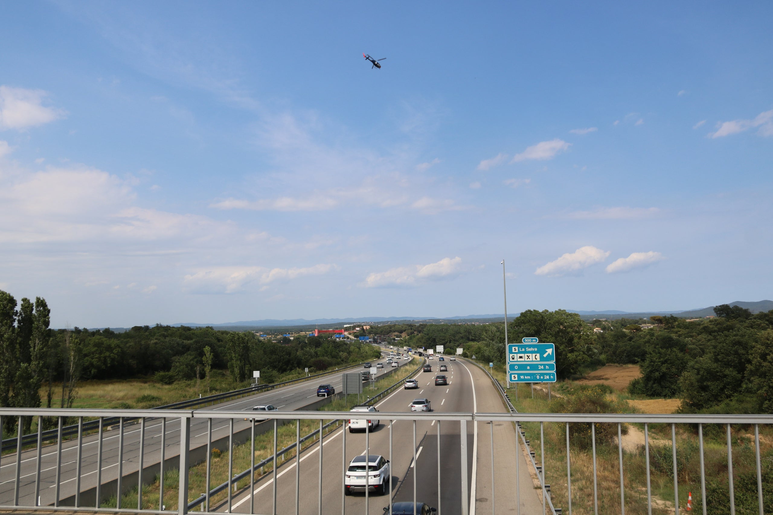 L'autopista AP-7 a Maçanet i l'helicòpter del trànsit en una imatge d'arxiu / ACN