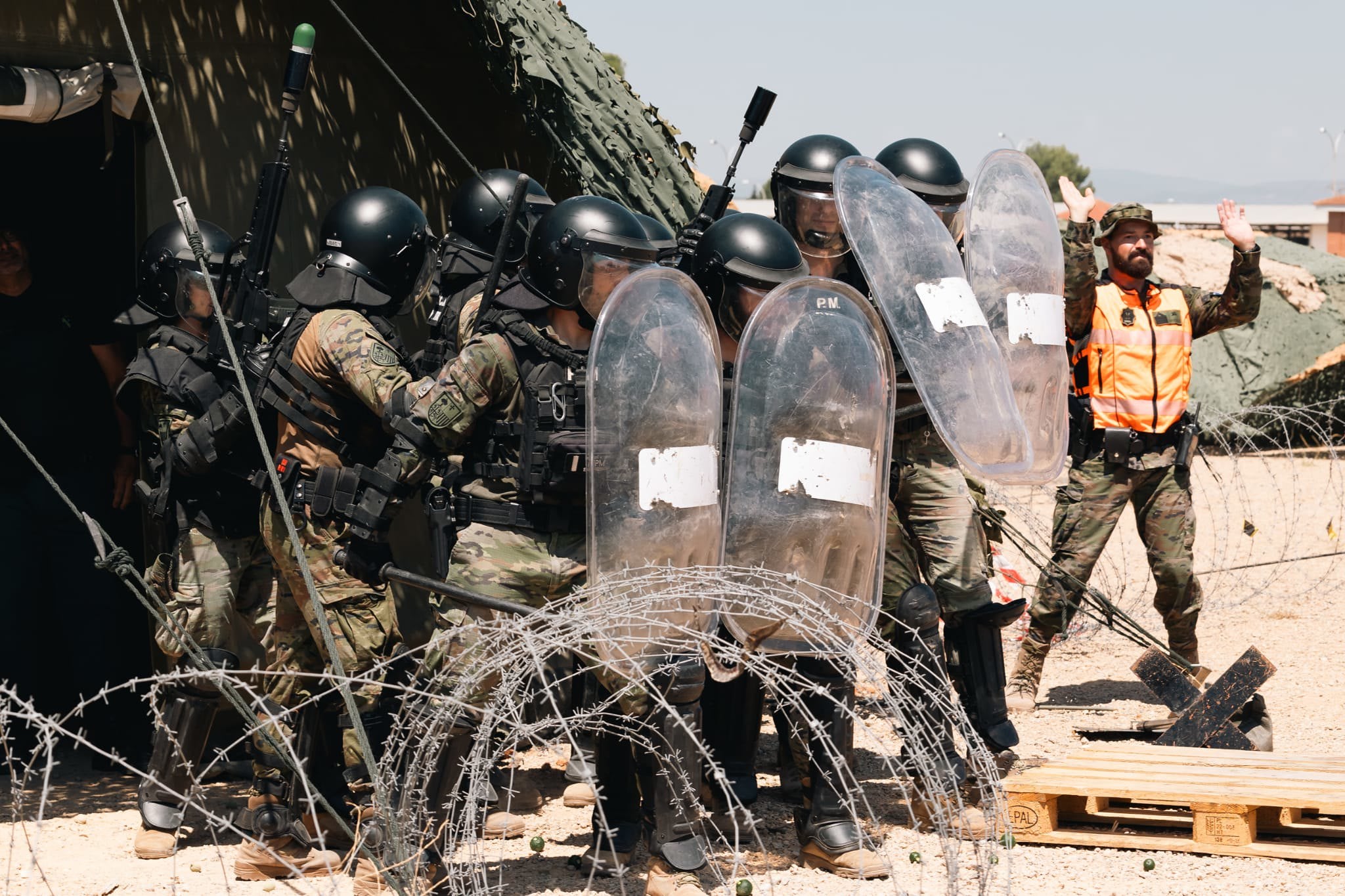 Membres del BPM I s'entrenen amb armament de bales de goma, salves i pots de fum/JEME