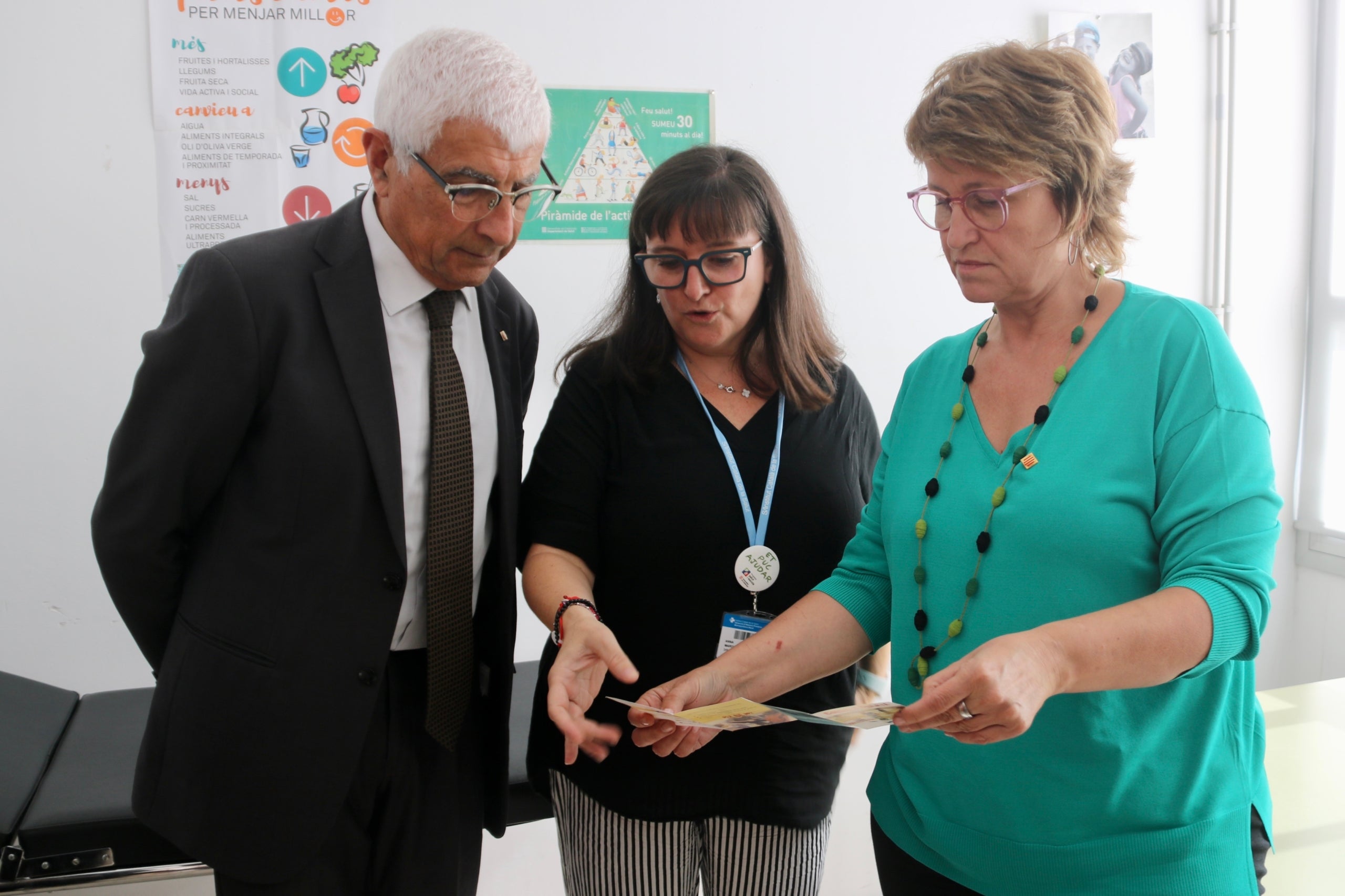  Els consellers de Salut i Educació, Manel Balcells i Anna Simó, amb la infermera referent a l'Institut Numància de Santa Coloma de Gramenet, Anna Marchal / ACN