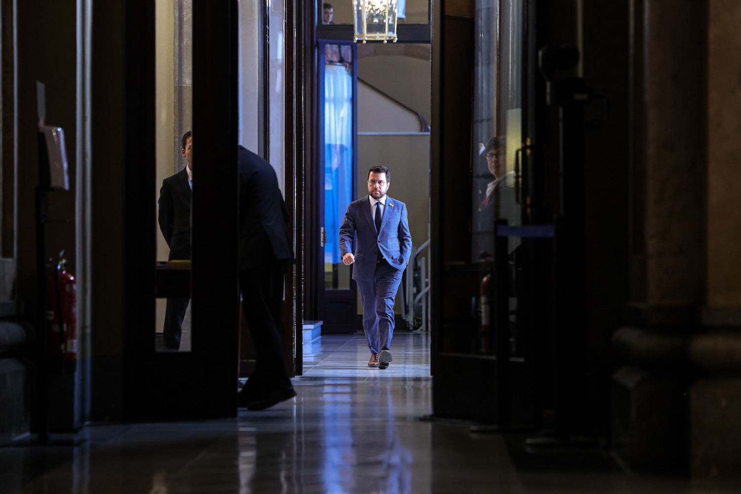 El president de la Generalitat, Pere Aragonès, i el conseller Roger Torrent conversen des de l'escó amb la portaveu d'ERC al Parlament, Marta Vilalta / ACN - Jordi Borràs