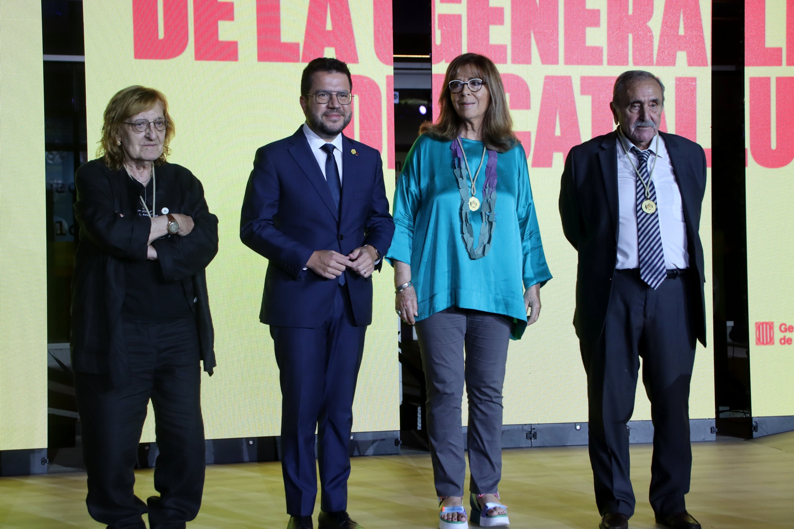 Maria del Mar Bonet, Eliseu Climent i Marta Pessarrodona amb el president de la Generalitat, Pere Aragonès, després de rebre les Medalles d'Or de la Generalitat / ACN