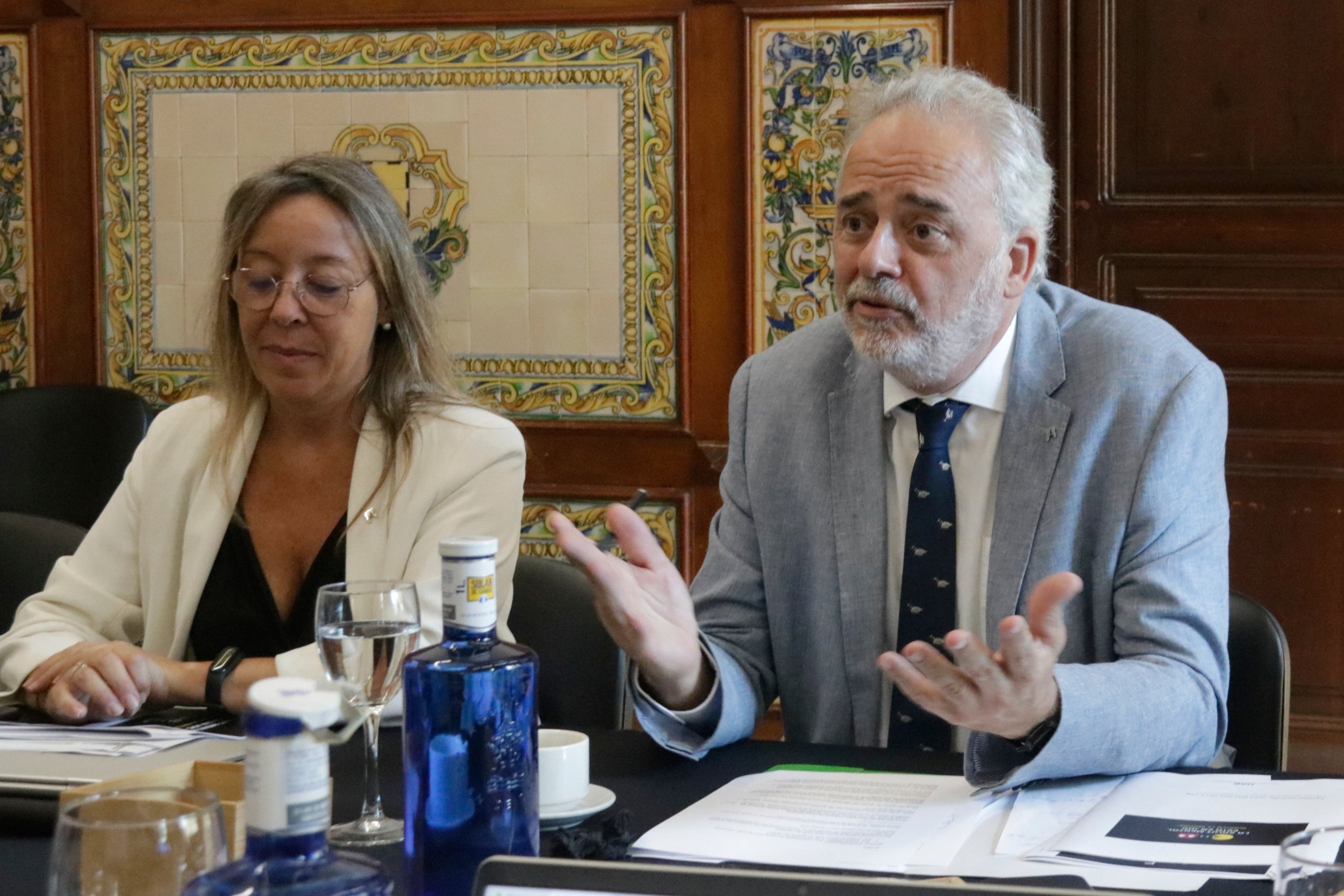 La secretària general de la UAB i responsable de Polítiques d'Igualtat, Esther Zapater, i el rector de la UAB, Javier Lafuente, en la trobada amb els mitjans de comunicació / ACN