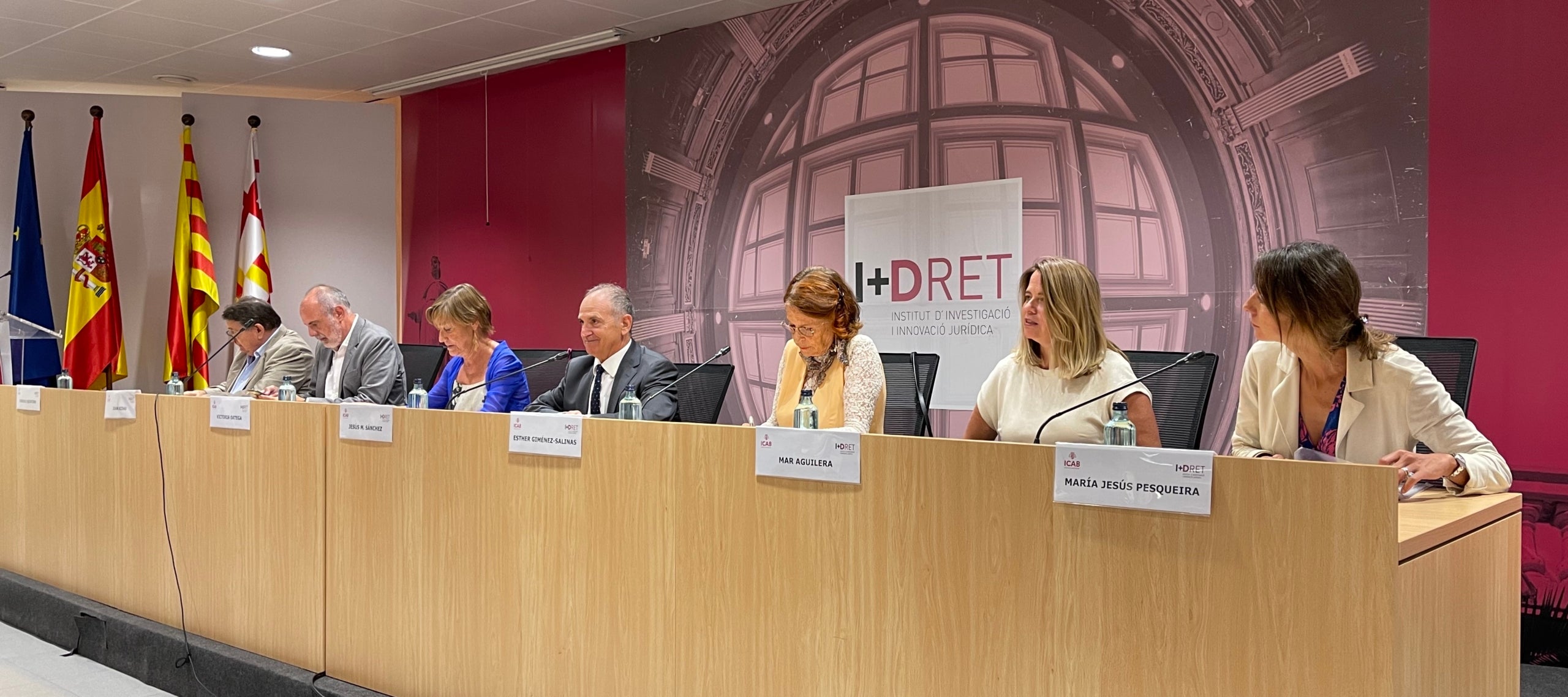 Una imatge del debat a l'ICAB sobre l'amnistia, amb professors universitaris i el degà del Col·legi/Quico Sallés