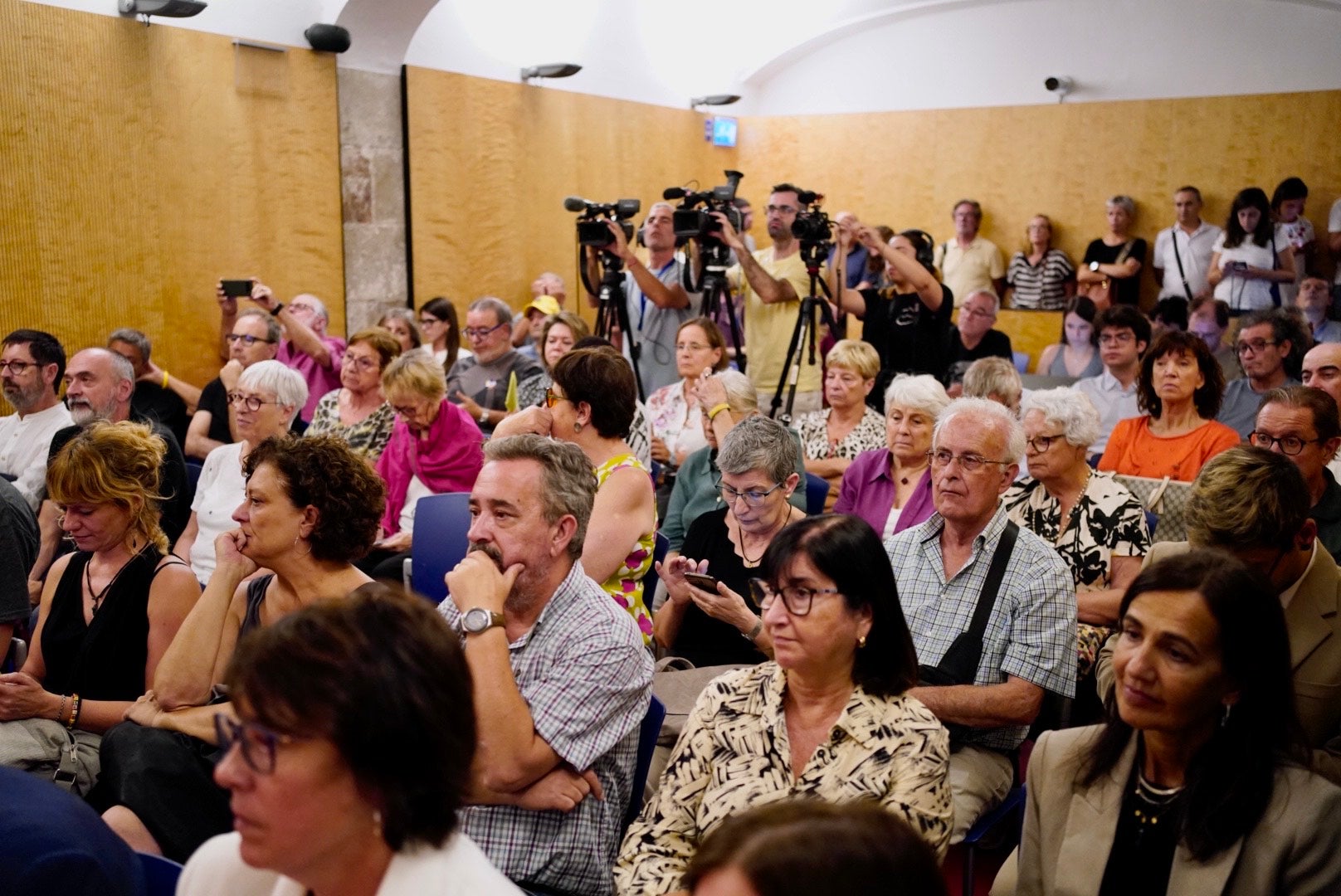 Una imatge de la sala Verdaguer plena com un ou durant el debat de l'amnistia/Mireia Comas