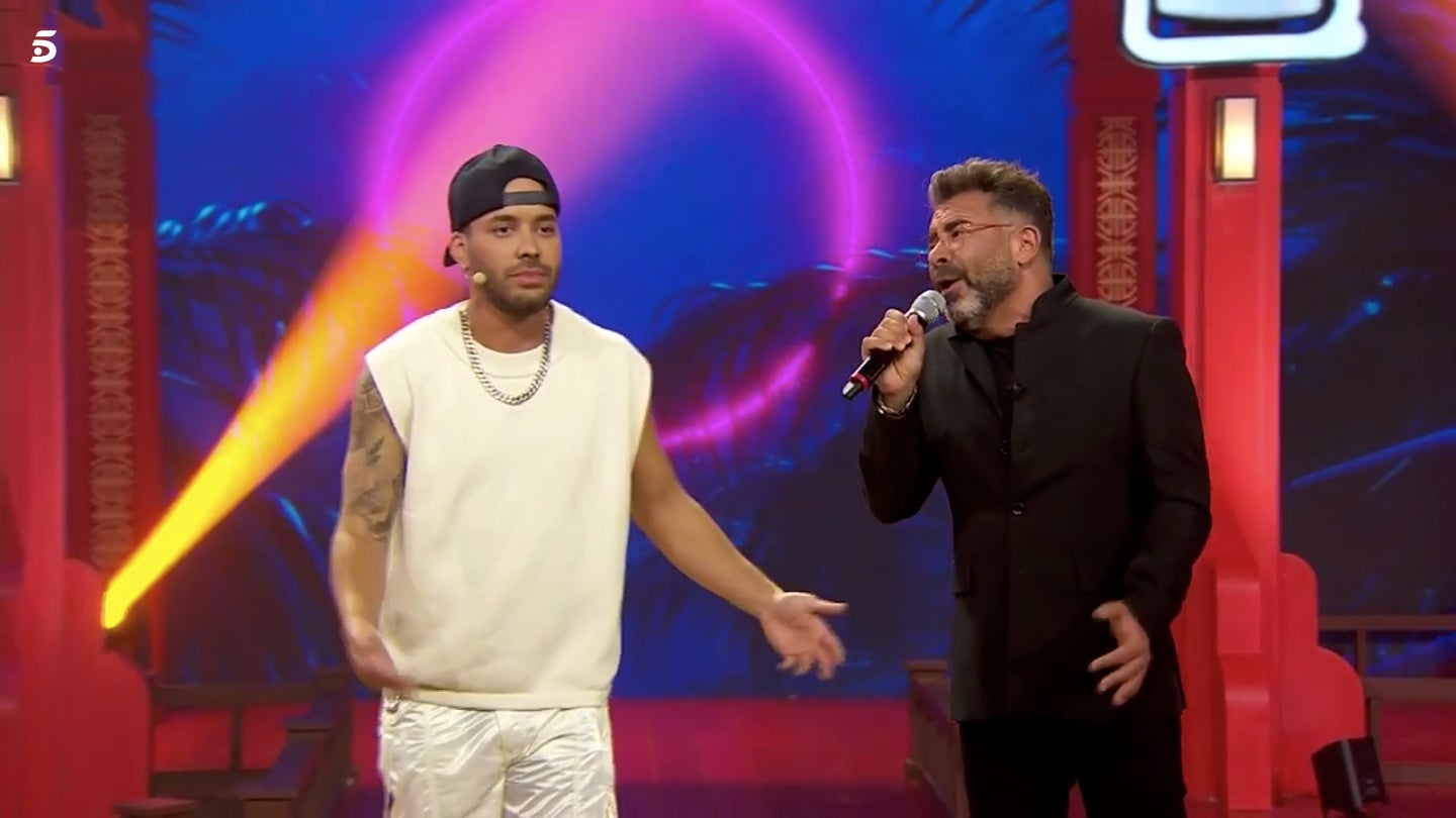 El presentador s'ha atrevit a cantar en directe - Telecinco