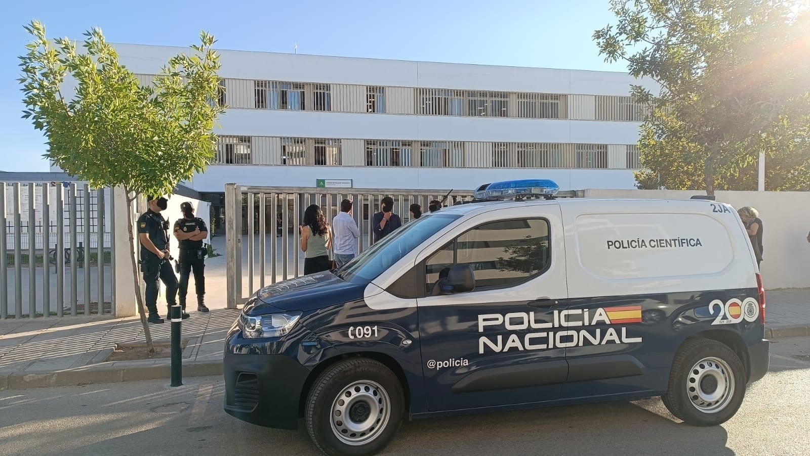 Un cotxe de la Policia Nacional davant de l'institut de Jerez on hi ha hagut un apunyalament / Europa Press