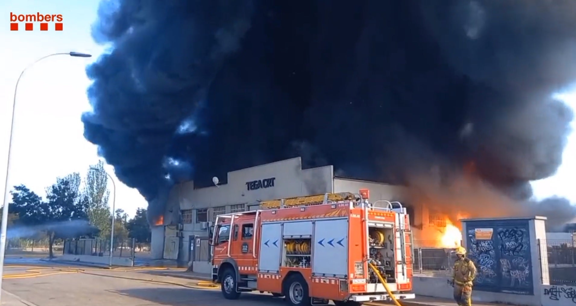 Un espectacular incendi crema en una nau industrial de Granollers / Bombers