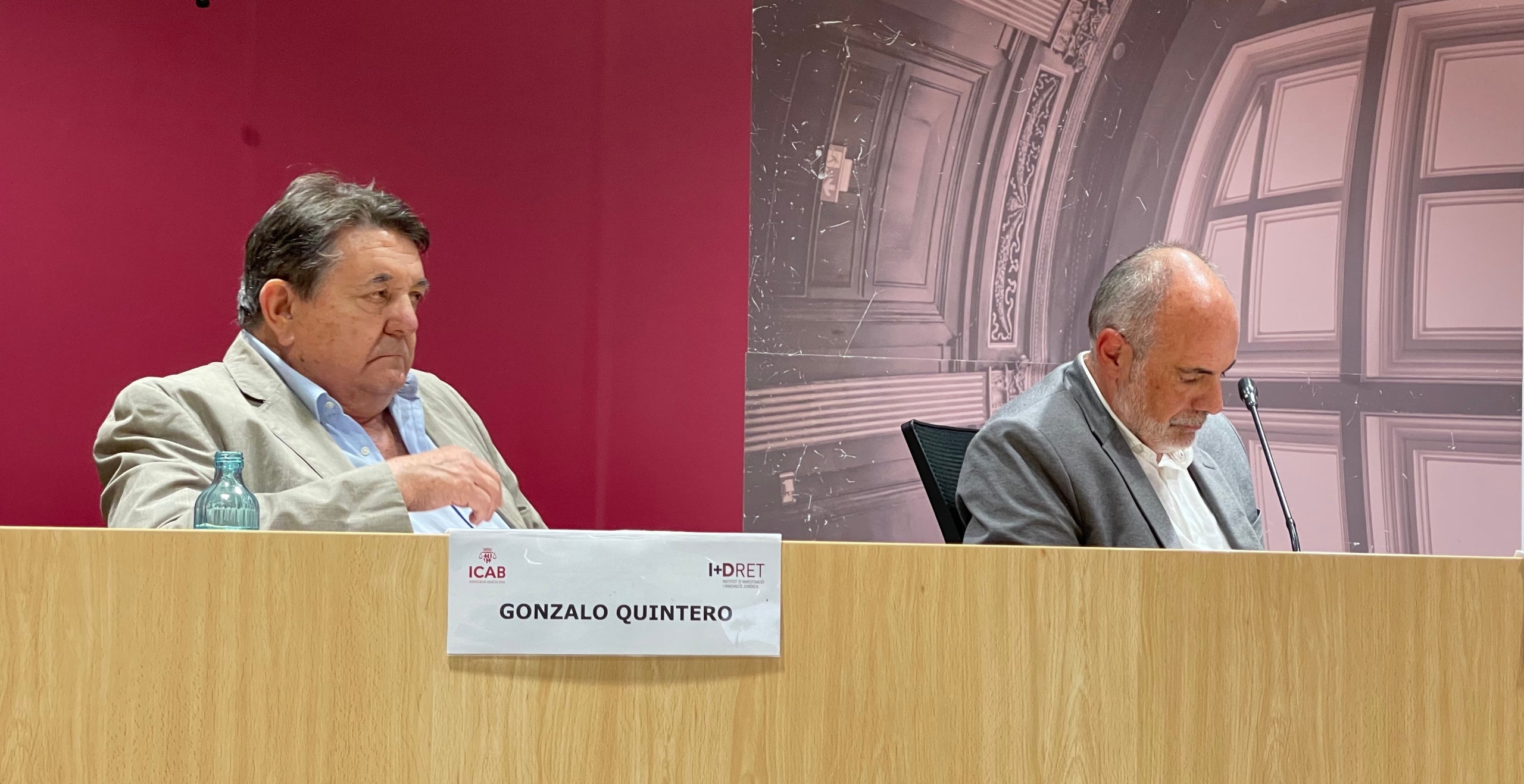 El catedràtic Gonzalo Quintero i el professor Joan Ridao, en un moment del debat a l'ICAB sobre la constitucionalitat de l'amnistia/Quico Sallés