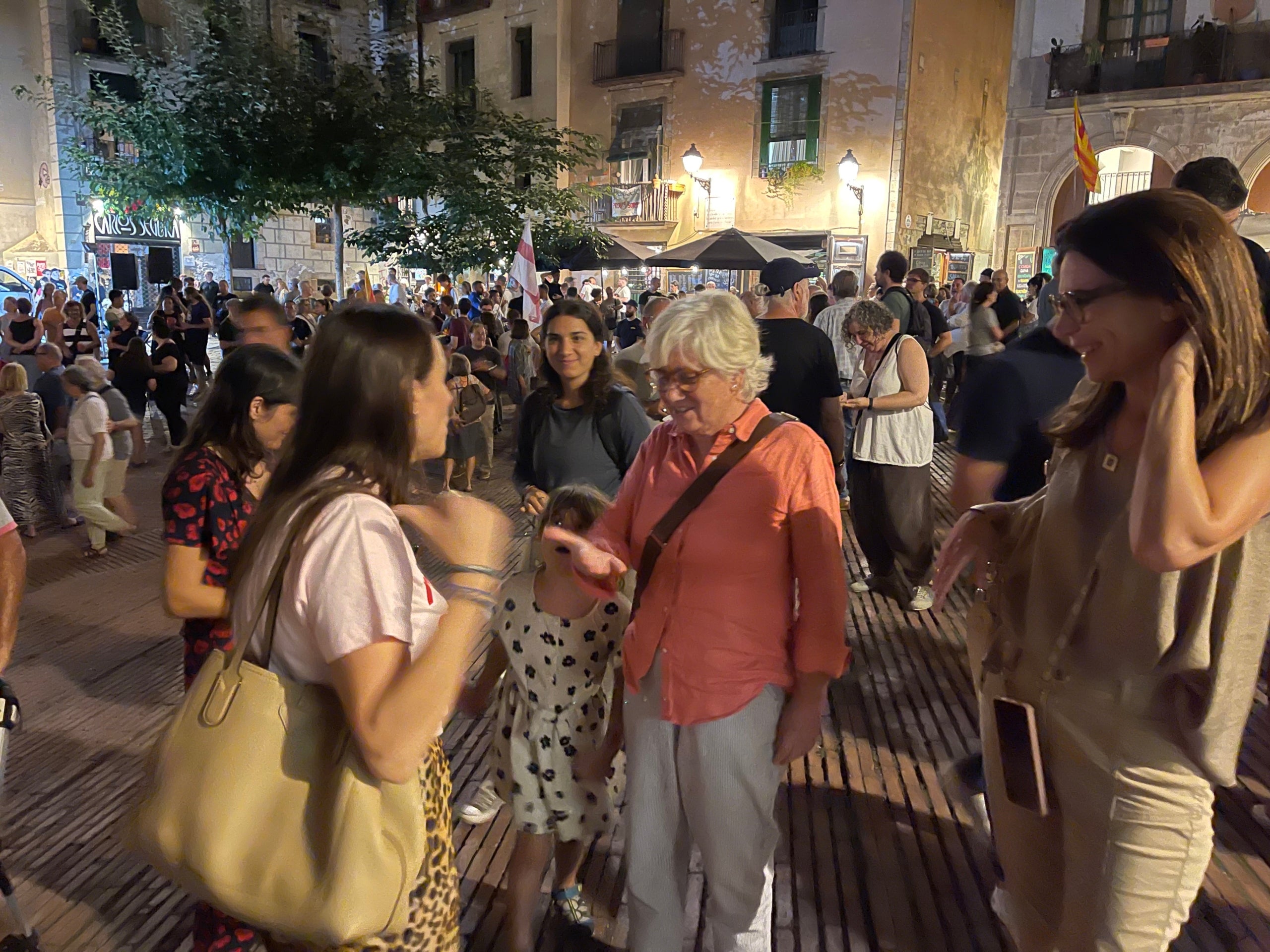 Clara Ponsatí enraona amb assistents a la Vetlla de la Diada/Quico Sallés