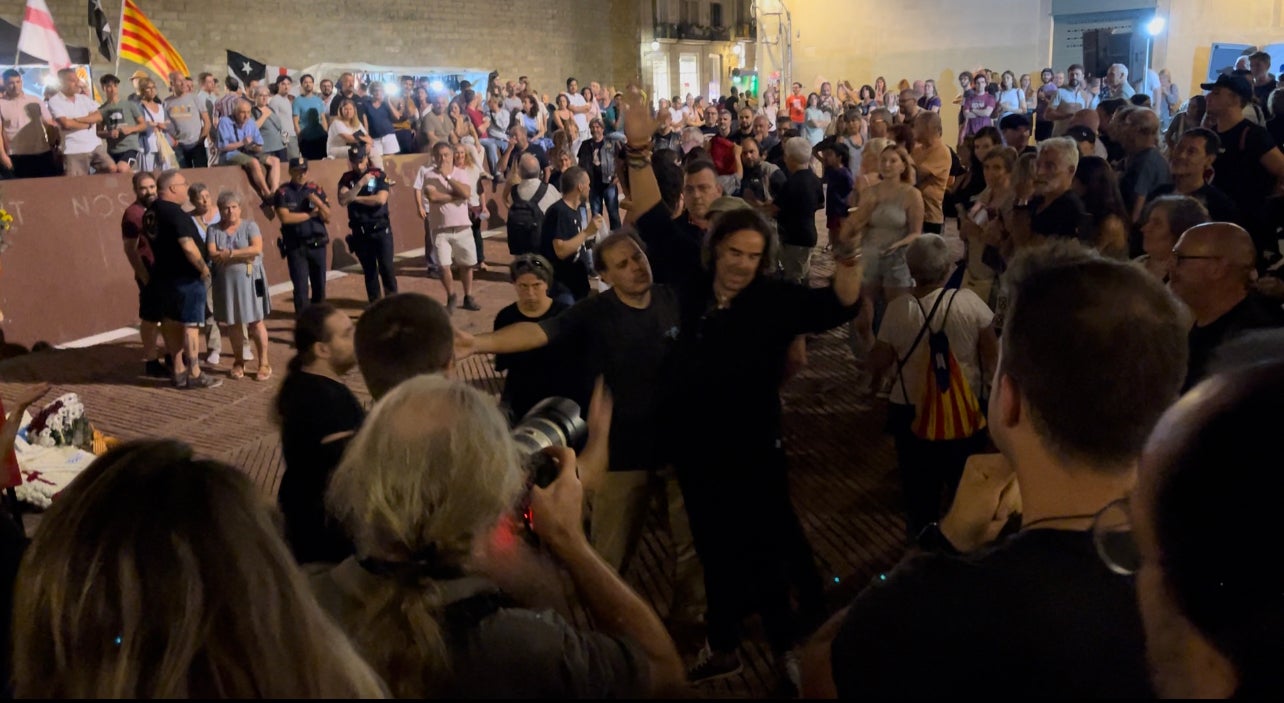 Cake Minuesa, en sortir del Fossar amb les mans enlaire/Quico Sallés