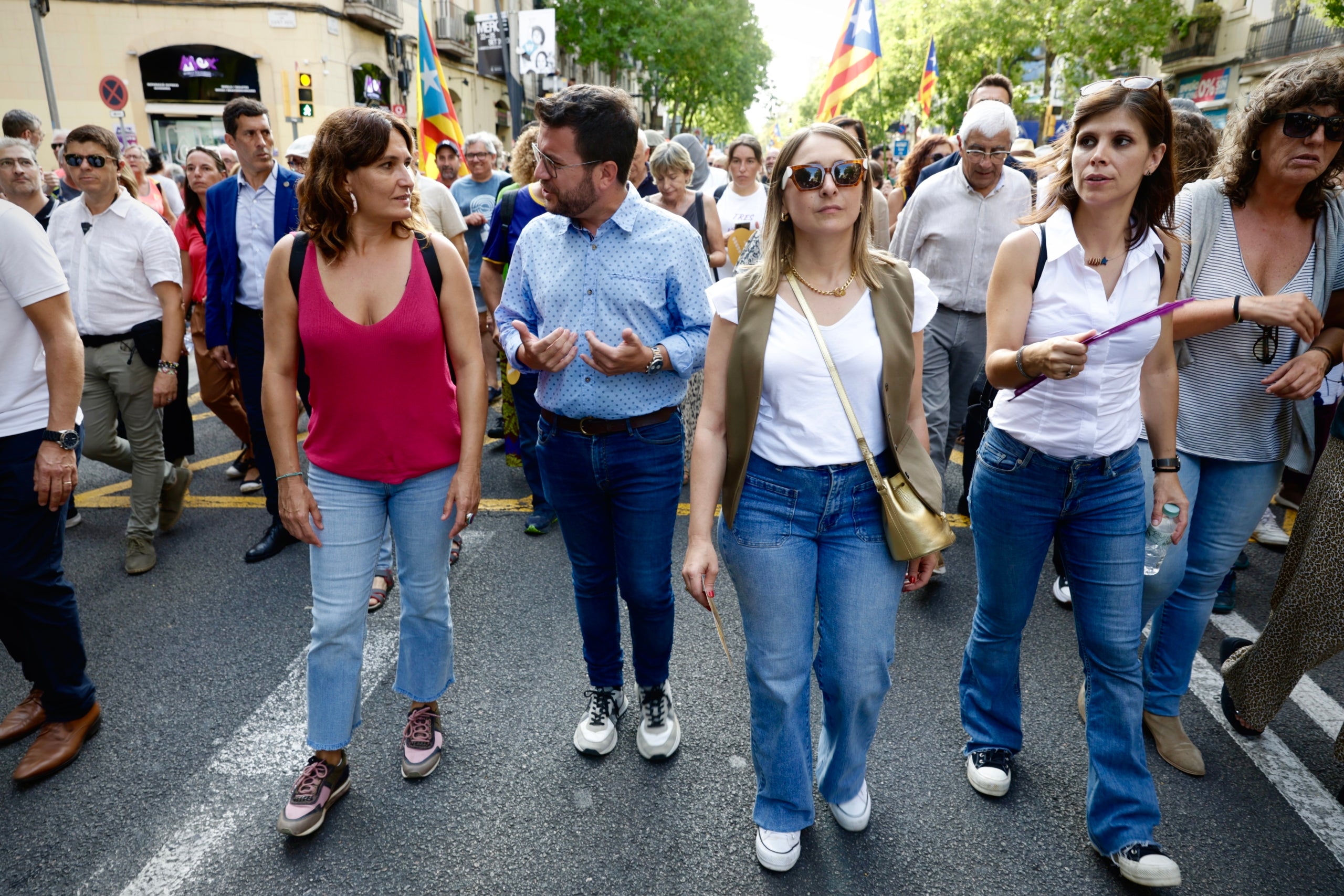 El president de la Generalitat, Pere Aragonès, amb la seva dona; la consellera de la Presidència, Laura Vilagrà i la portaveu d'ERC, Marta Vilalta; a la Diada 2023 / Jordi Play