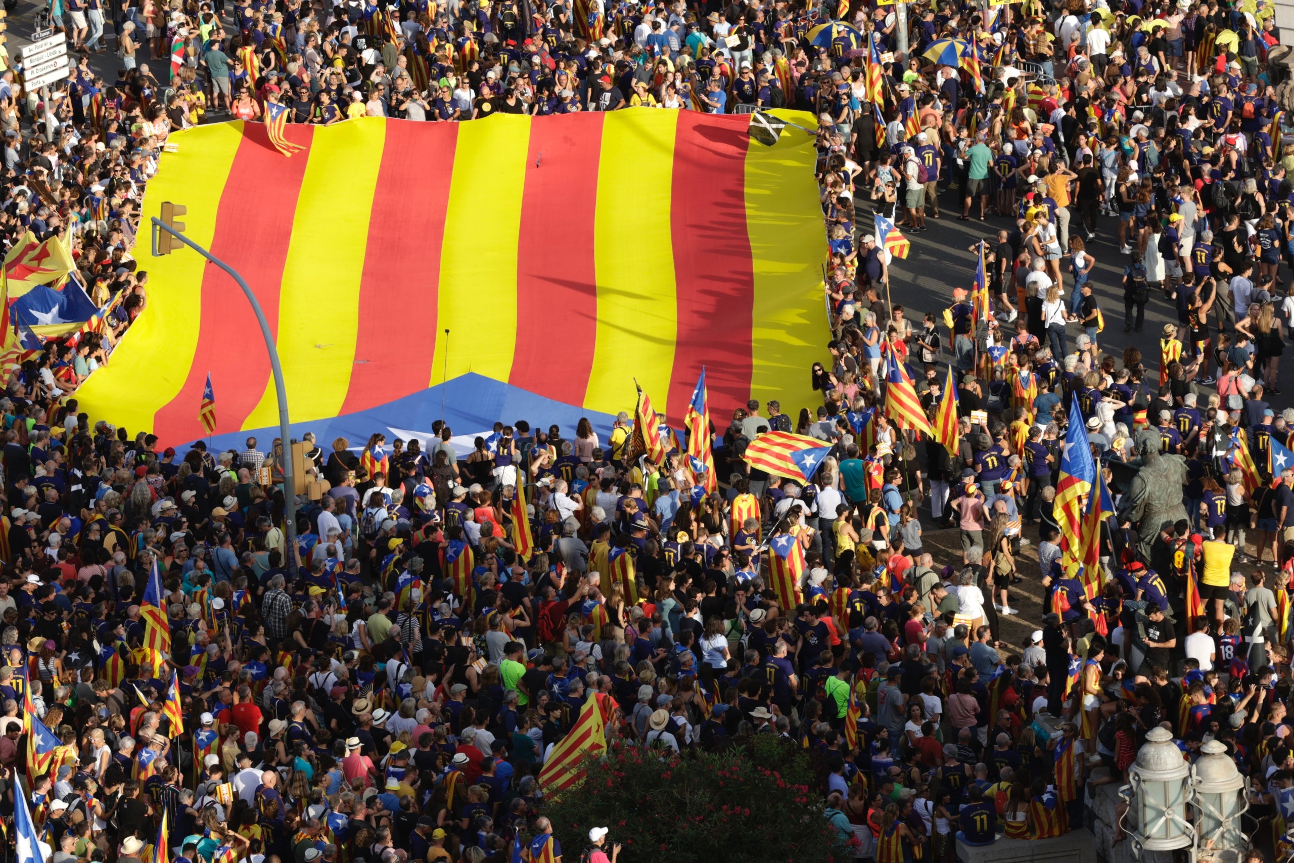 Vista aèria de la manifestació de la Diada 2023 a la plaça Espanya de Barcelona / Jordi Play