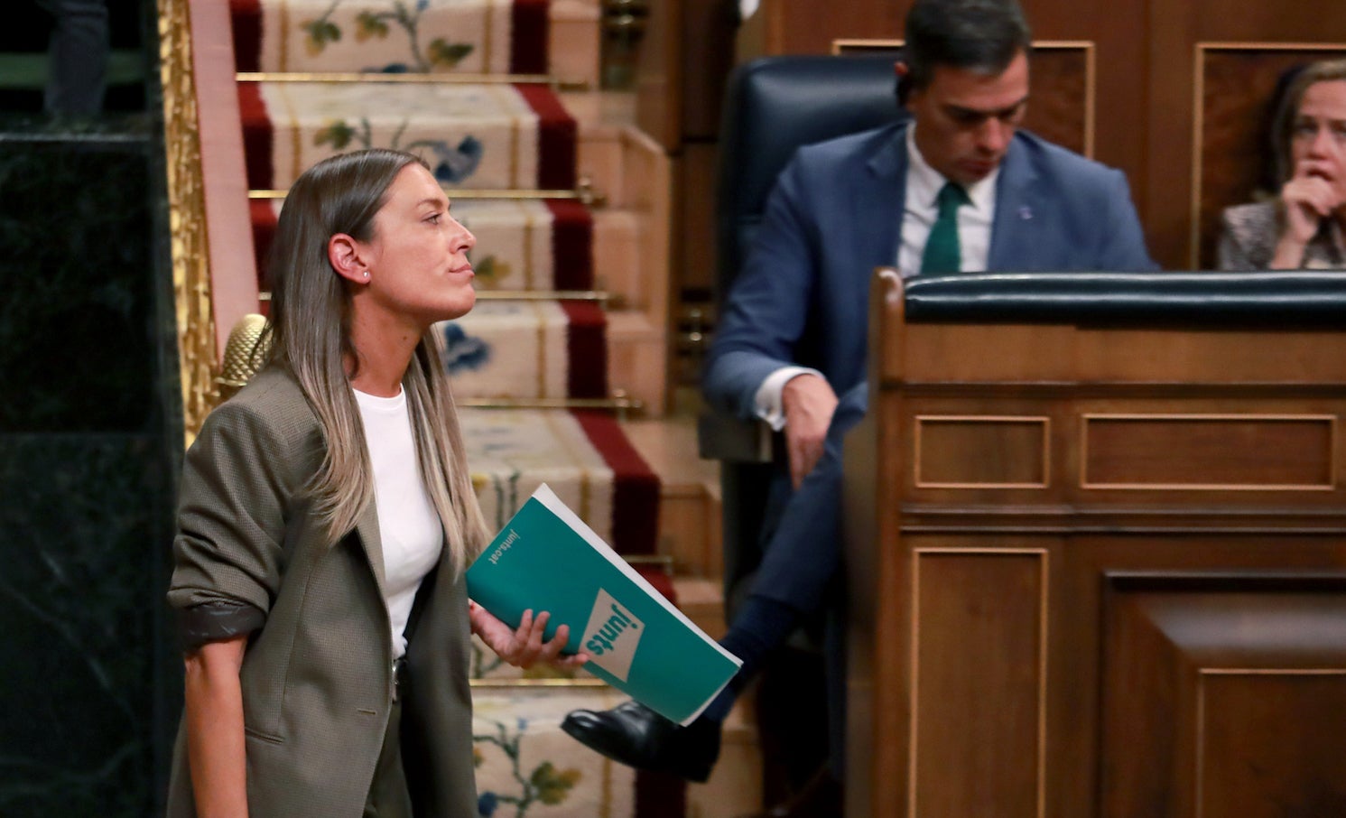 La portavoz de Juntos en el Congreso, Míriam Nogueras, acercándose a la tribuna en el debate del intento de investidura de Alberto Núñez Feijóo / ACN