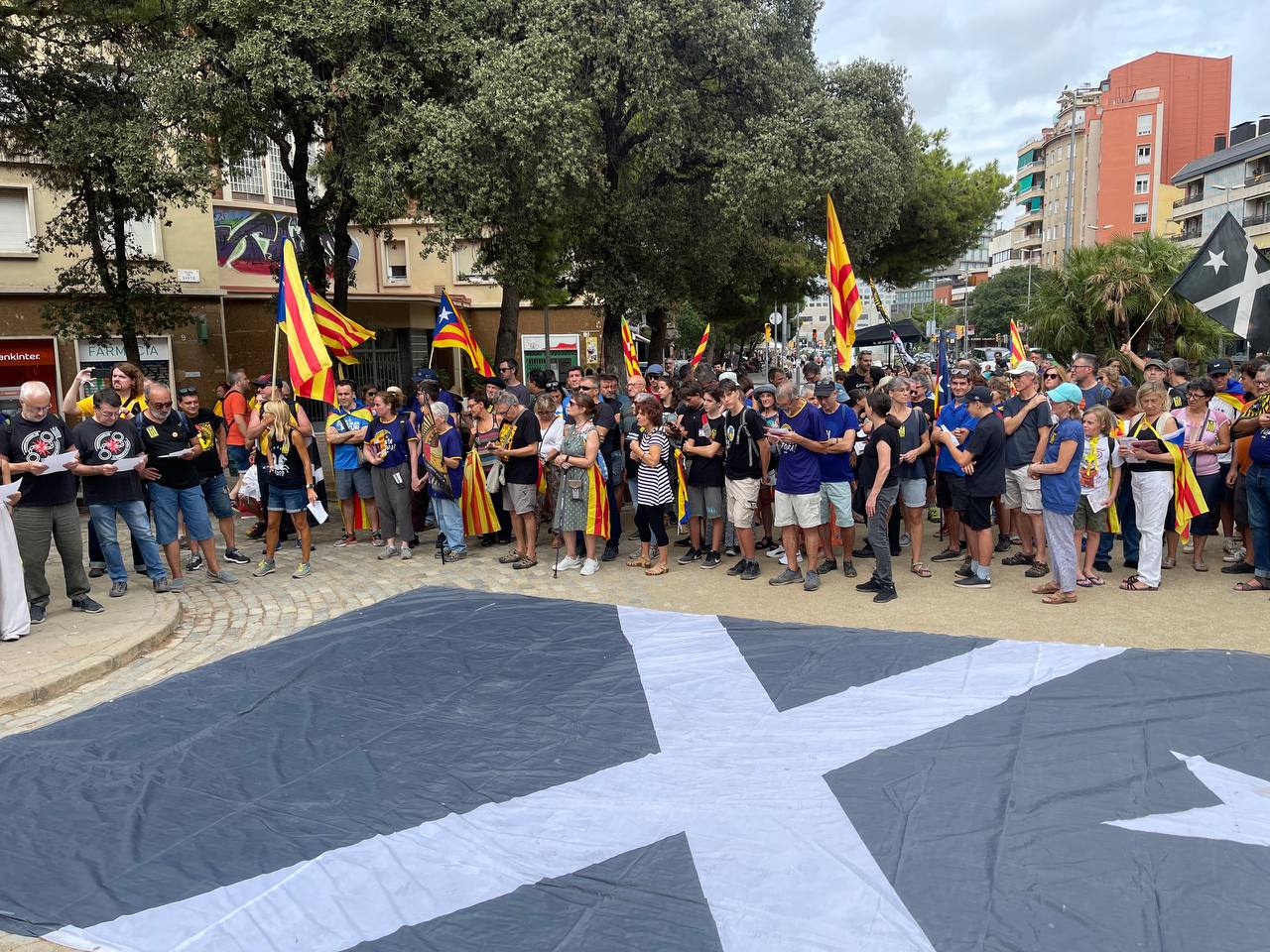 Centenars de persones s'apleguen a Sants en el marc de la Diada 2023 / QS
