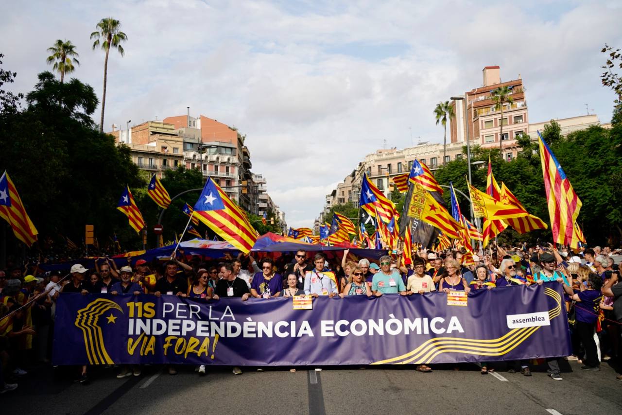 Capçalera de la columna de la sobirania, que ha sortit de la plaça de Letamendi, de la manifestació de la Diada 2023 / Mireia Comas