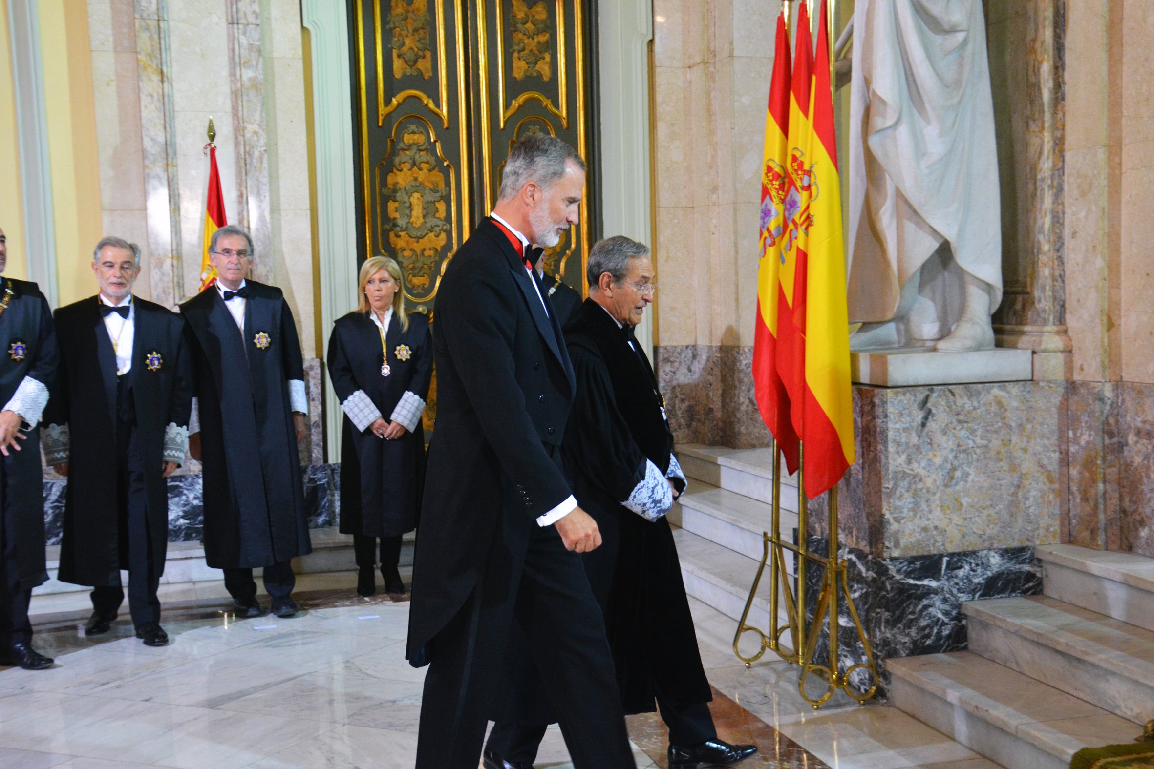 El monarca español Felipe de Borbón y el presidente del Tribunal Supremo Francisco Marín, al entrar a la sede del Tribunal Supremo/Casa Real