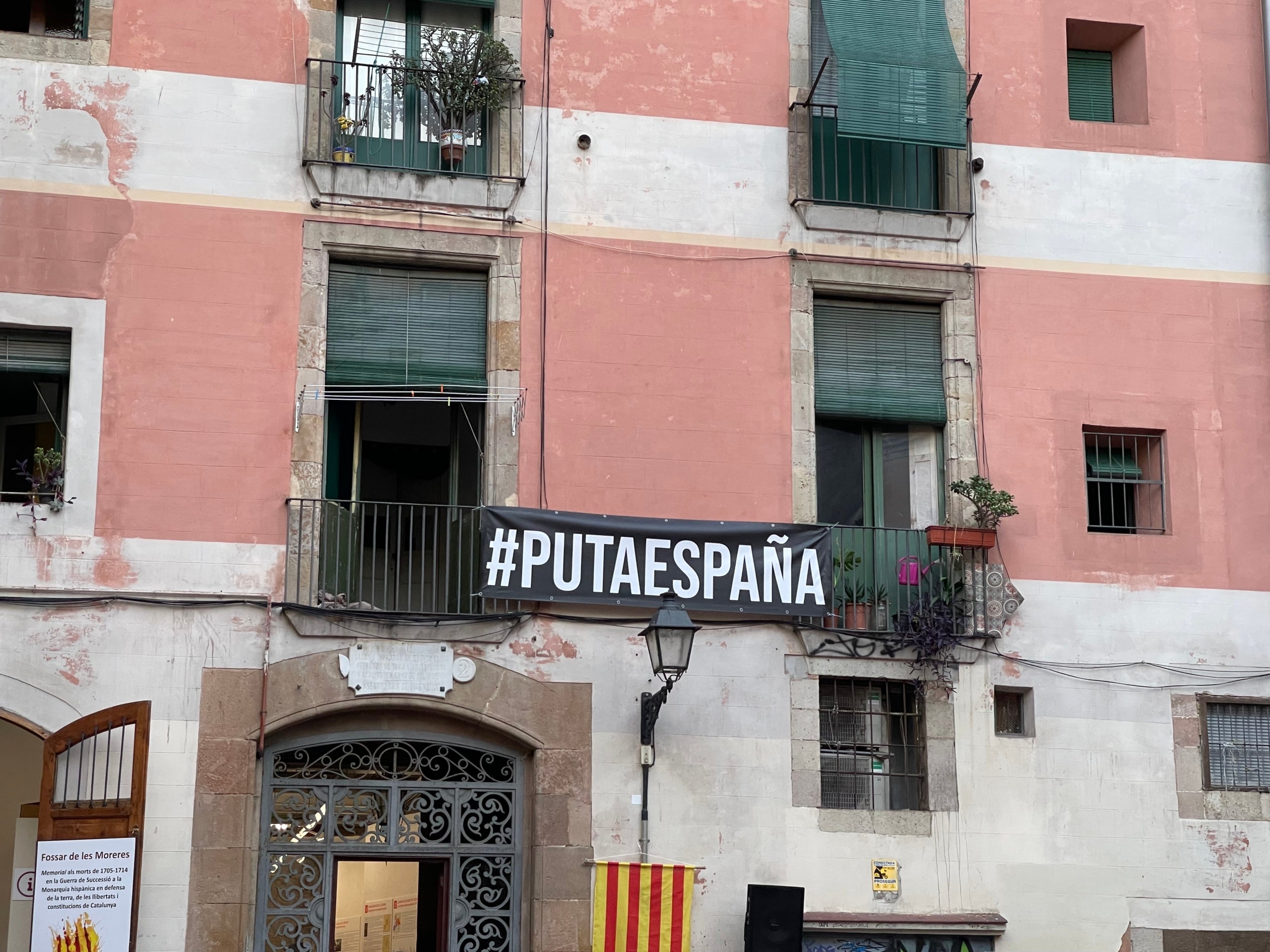 Una imatge general del Fossar amb la pancarta del Puta Espanya/Quico Sallés