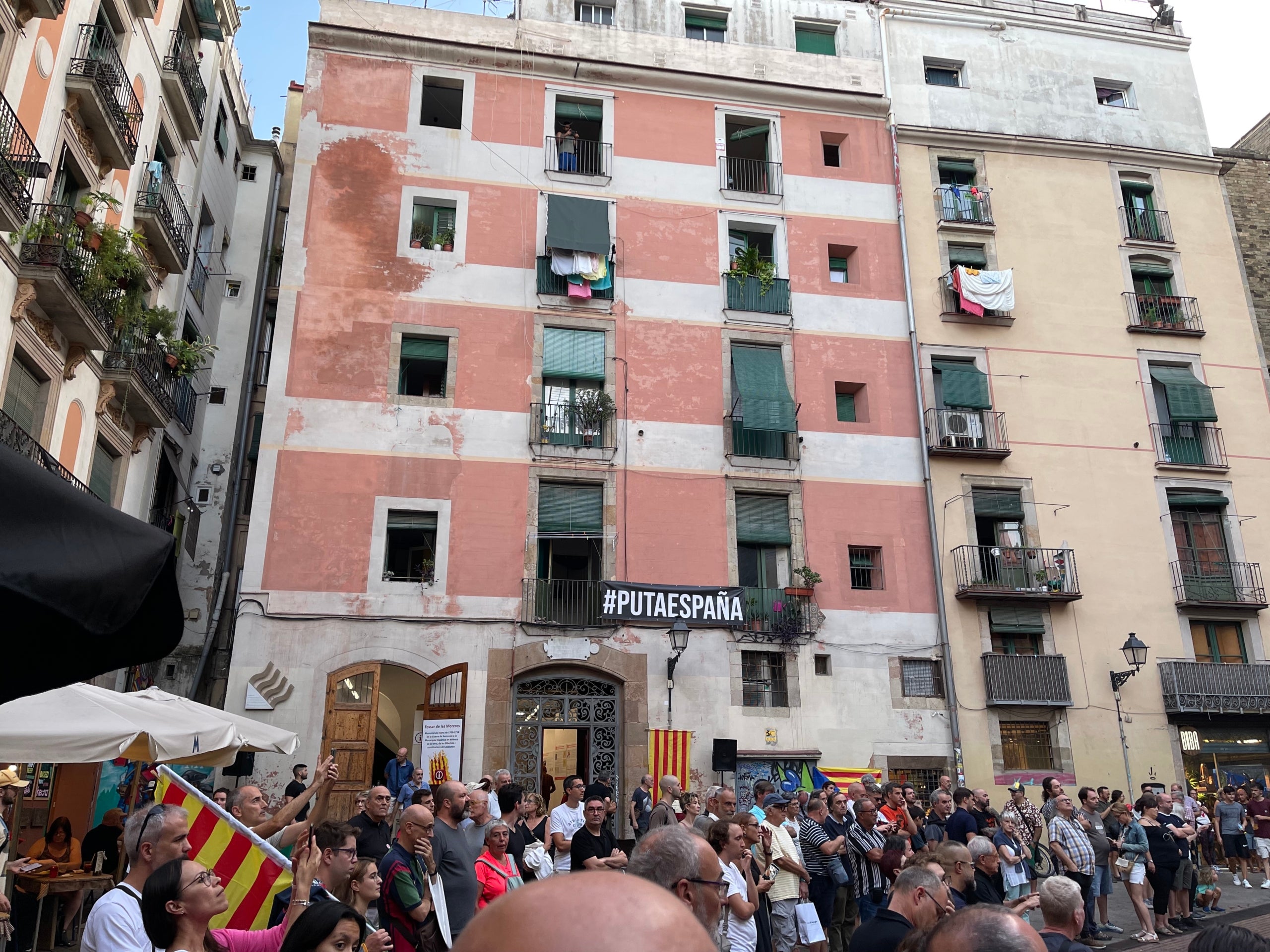 Una imatge general del Fossar amb la pancarta del Puta Espanya/Quico Sallés
