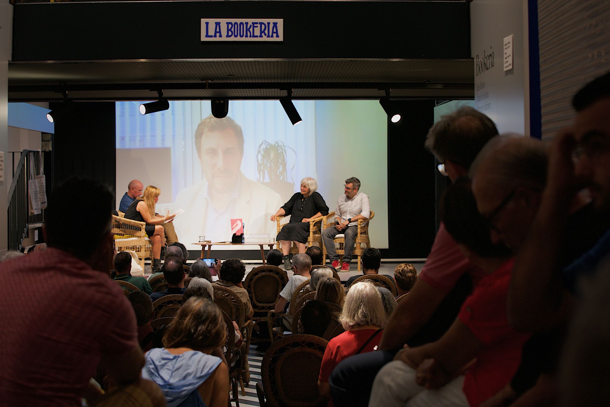 Una imatge panoràmica de la presentació del llibre amb Lluís Llach, Iolanda Colomé, Dolors Sabaté i Gerard Sese, amb Toni Comín en línia/Joel Codina-Ona LLibres