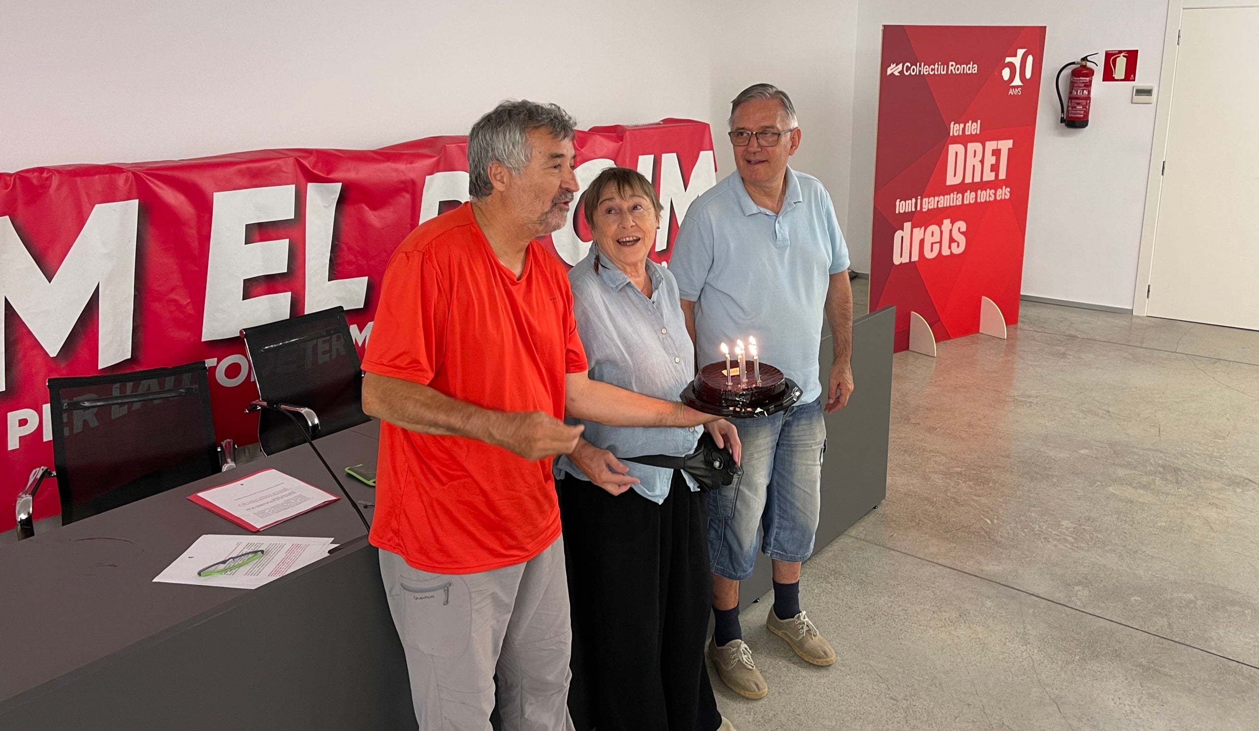 Portaveus de la plataforma 3-O en el moment de bufar el pastís aquest matí/QS