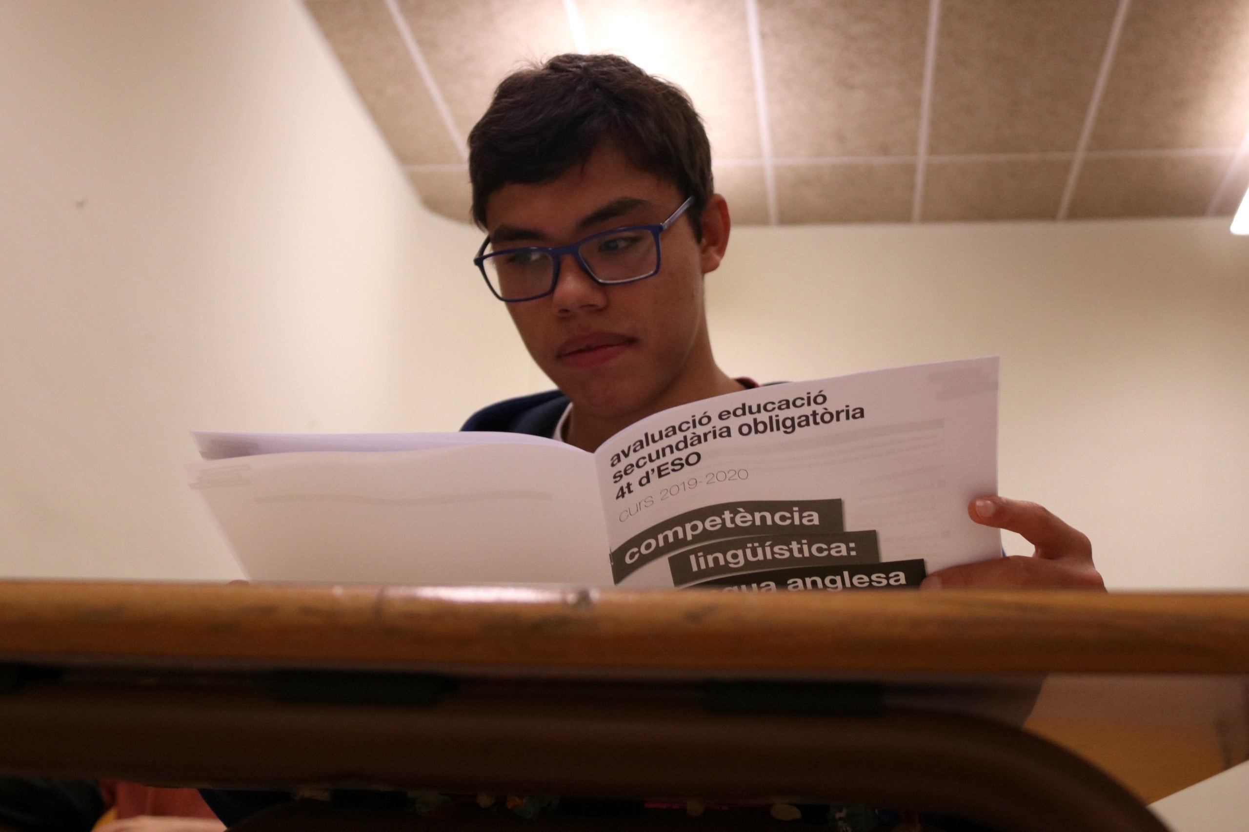 Un alumne de 4t d'ESO de l'Institut Serrat i Bonastre de Barcelona fent la prova d'anglès de competències bàsiques en una imatge d'arxiu / ACN