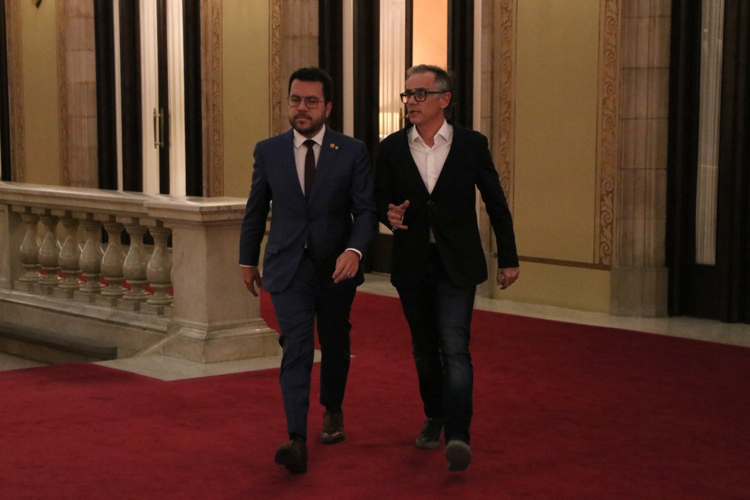 El president de la Generalitat, Pere Aragonès, i el president del grup parlamentari d'ERC, Josep Maria Jové, dirigint-se a l'hemicicle després de reunir-se / ACN