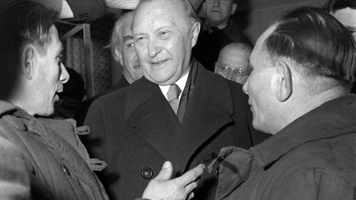 Konrad Adenauer, saluda a soldados alemanes tomados/ Bundesregierung/Unterberg