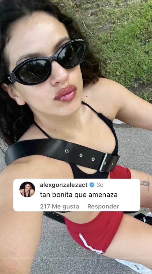 Álex González comenta una foto de Rosalíen - Instagram