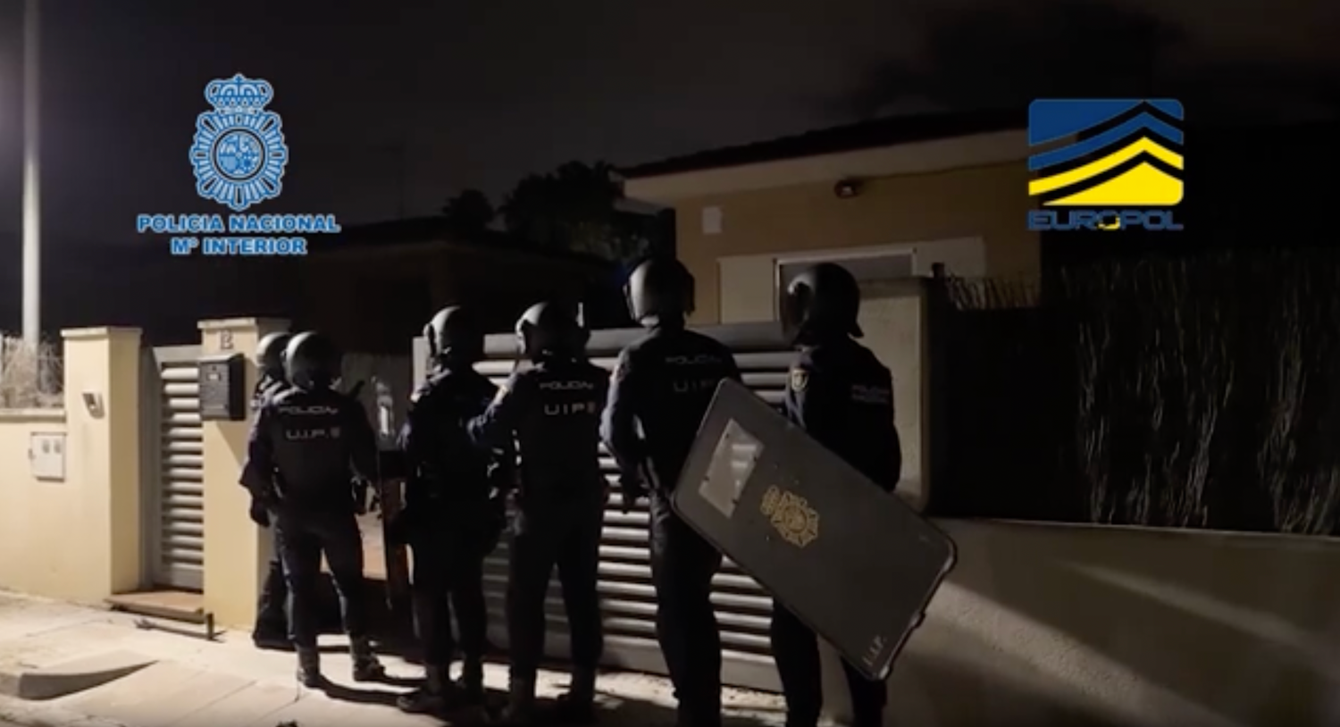 Un moment de l'operatiu de la Policia Nacional en la detenció dels acusats de proselitisme i captació gihadista en xarxes socials a Cubelles, Granada i Madrid / Premsa Policia Nacional