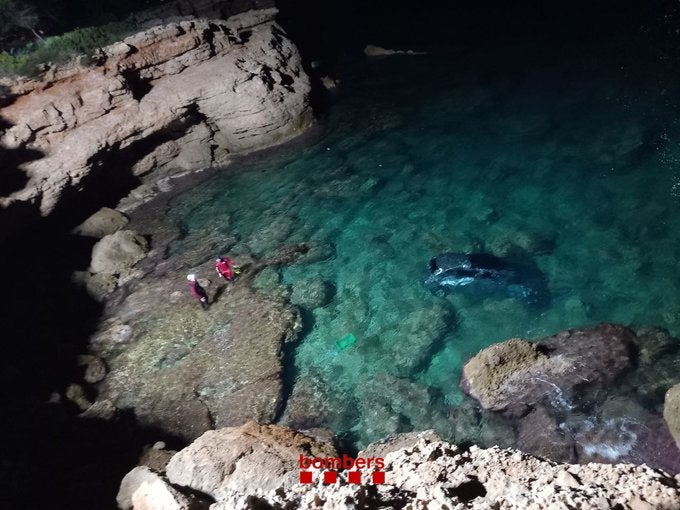 El cotxe que ha caigut a Calafat per un tallat de més de 20 metres / ACN