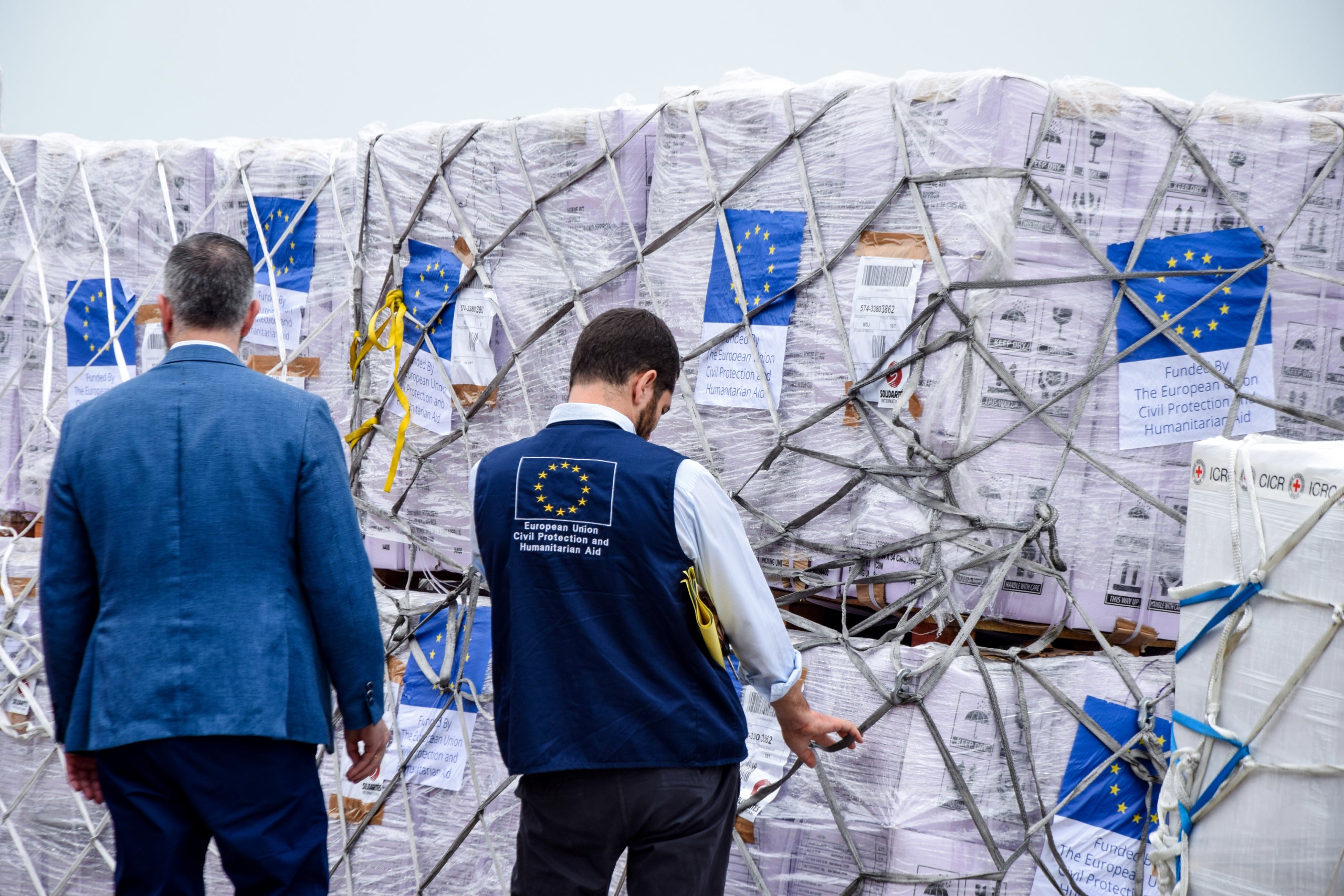 Membres de Protecció Civil Europea i Operacions d'Ajuda Humanitària examinen l'arribada de subministraments a l'aeroport de N'Djamena (Txad) / ACN