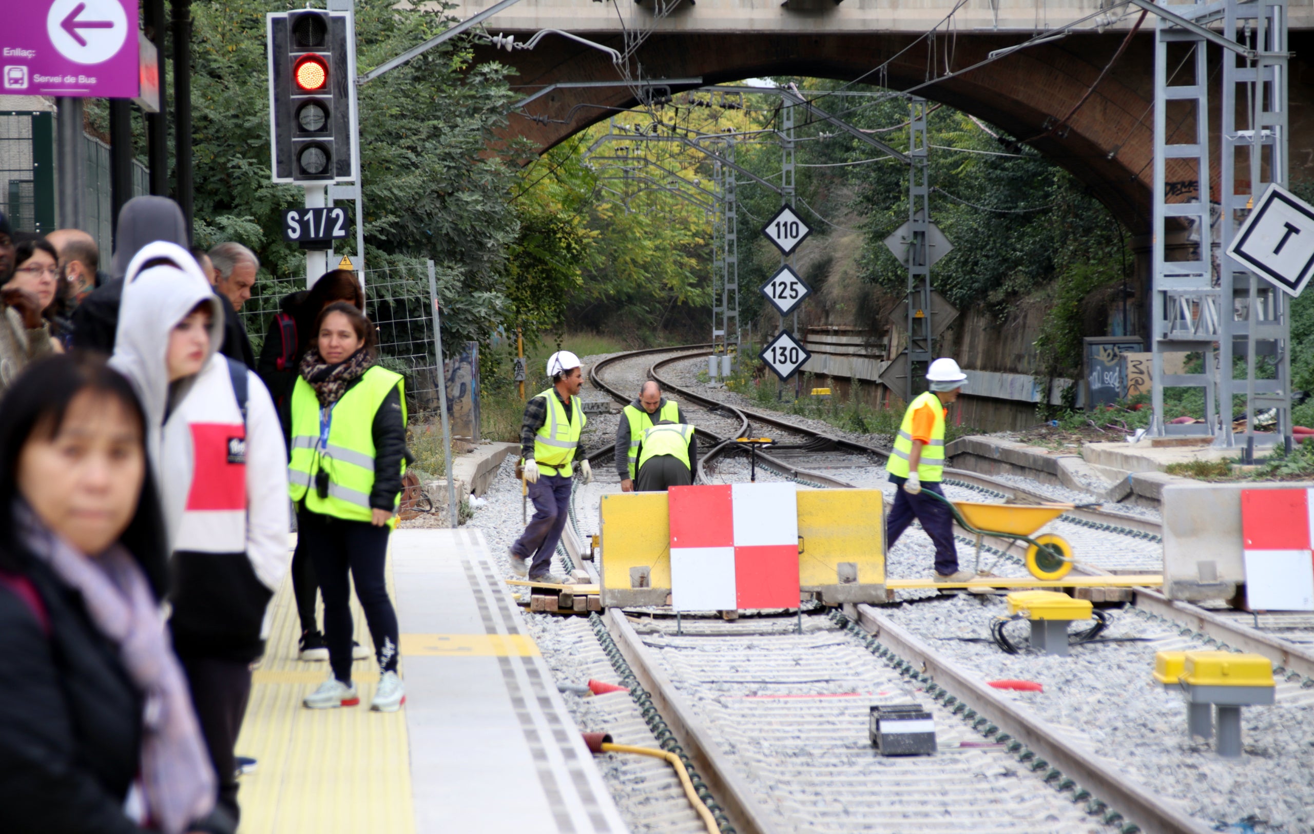 Passatgers esperant a l'andana de Parets durant el darrer tall per obres a causa del desdoblament de l'R3 de Rodalies / ACN