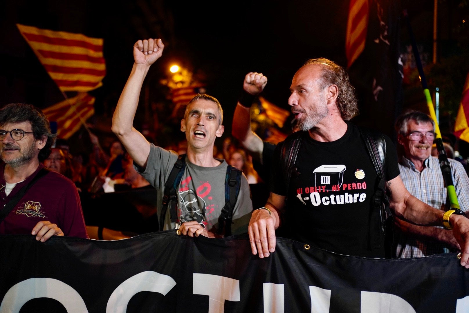 Dos manifestants davant de la Guàrdia Civil durant l'1-O del 2023 / Mireia Comas