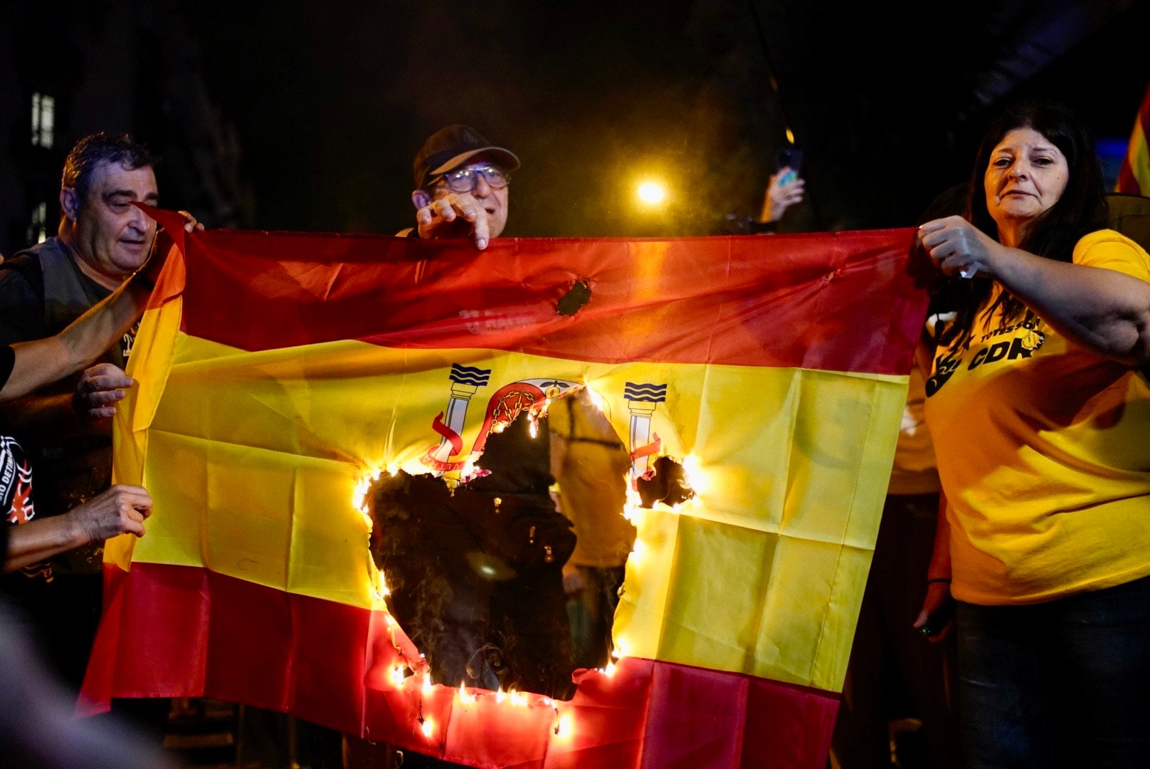 Uns activistes cremen banderes espanyoles a tocar de la Comandància de la Guàrdia Civil de Barcelona/Mireia Comas