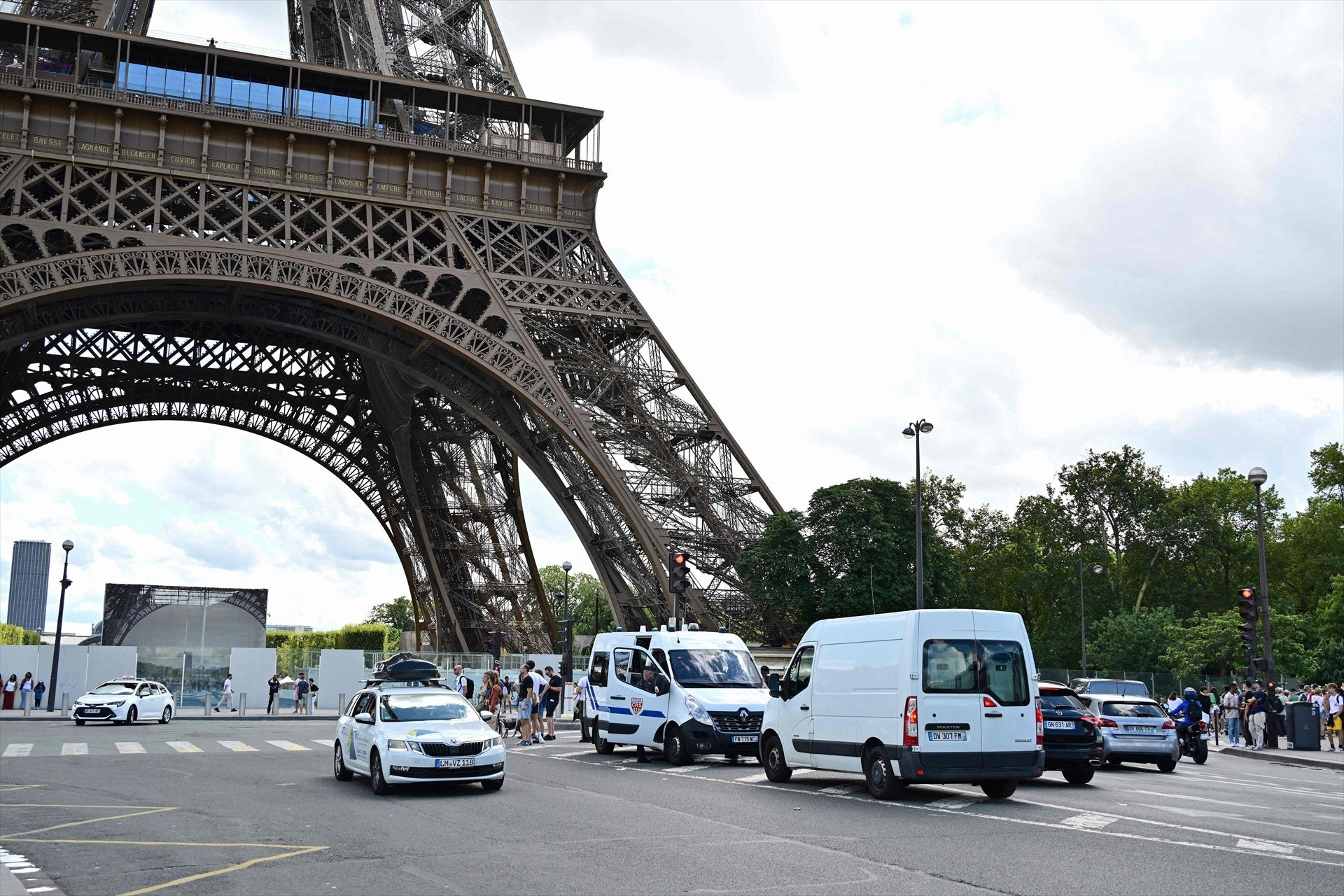 La policia francesa custoria la Torre Eiffel després d'una amenaça de bomba a l'estiu / Miguel Medina/AFP/DPA