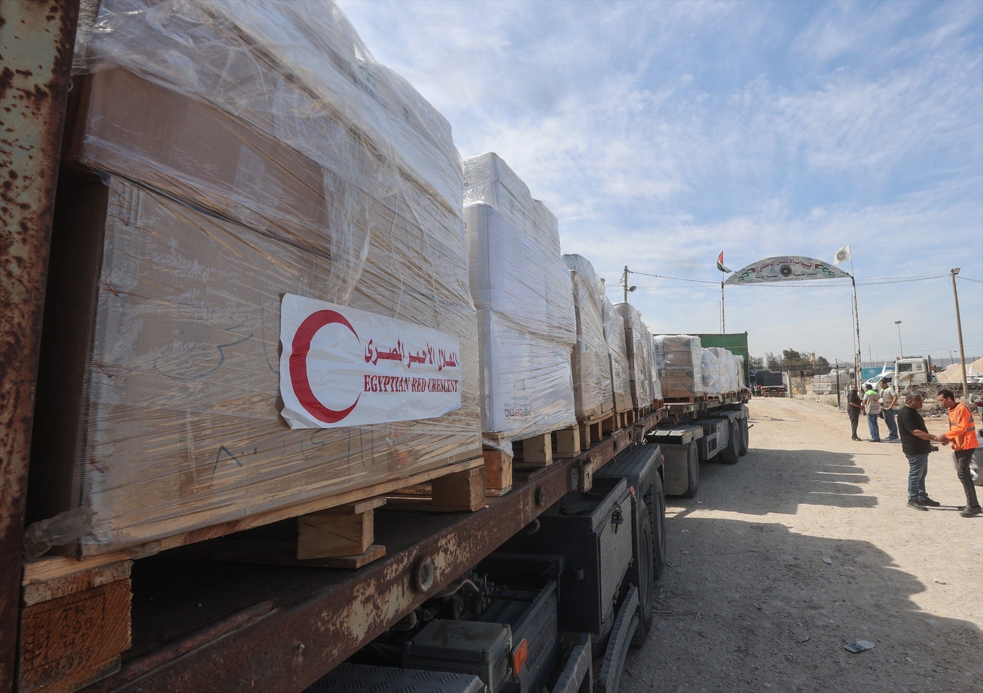 Camions palestins carreguen ajuda humanitària enviada a la Franja de Gaza per Egipte / Europa Press/Contacto/Ahmed Zakot