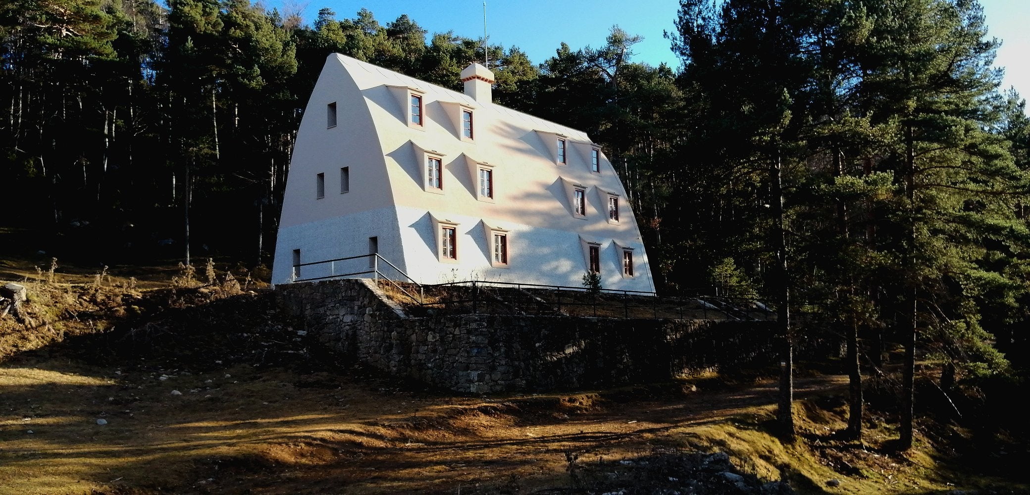 Imatge del Xalet de Catllaràs, l'edifici més desconegut de Gaudí / Twitter