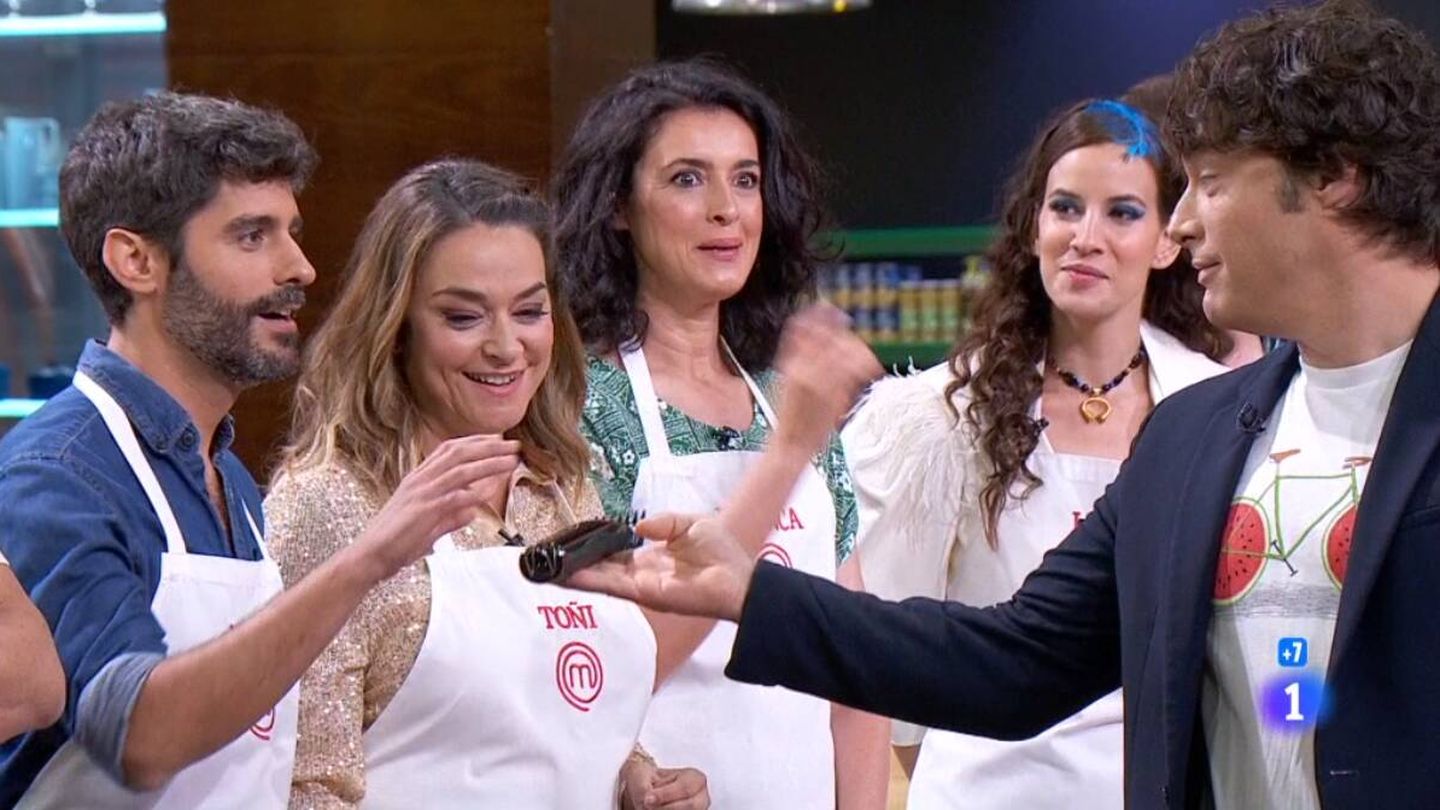 Jordi Cruz entrega la mìqué de afeitar a Miguel - TVE