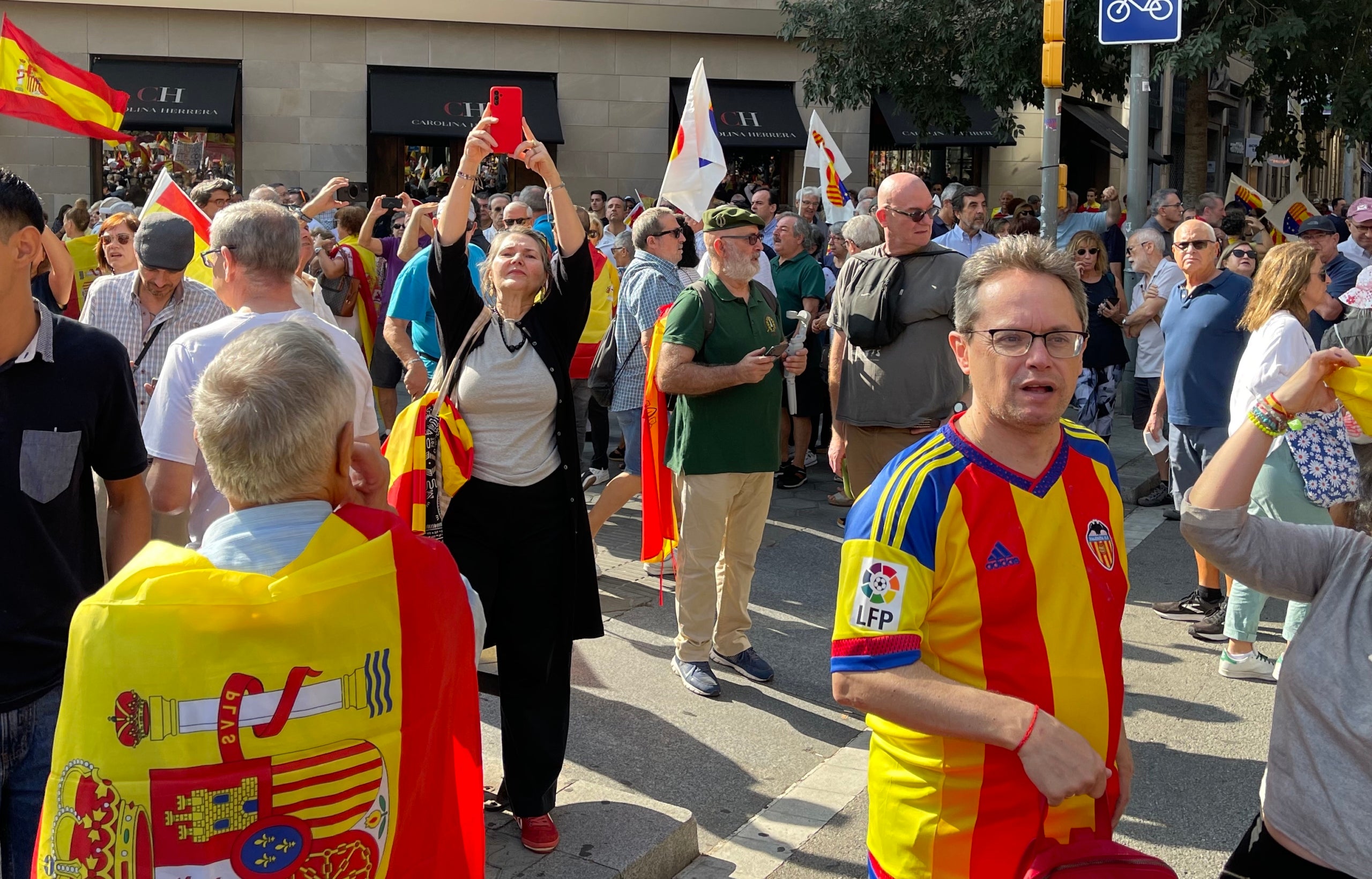 Un manifestant amb boina verda i polo verd d'una unitat d'Infanteria de l'Exèrcit espanyol a la manifestació contra l'amnistia d'aquest matí/Quico Sallés